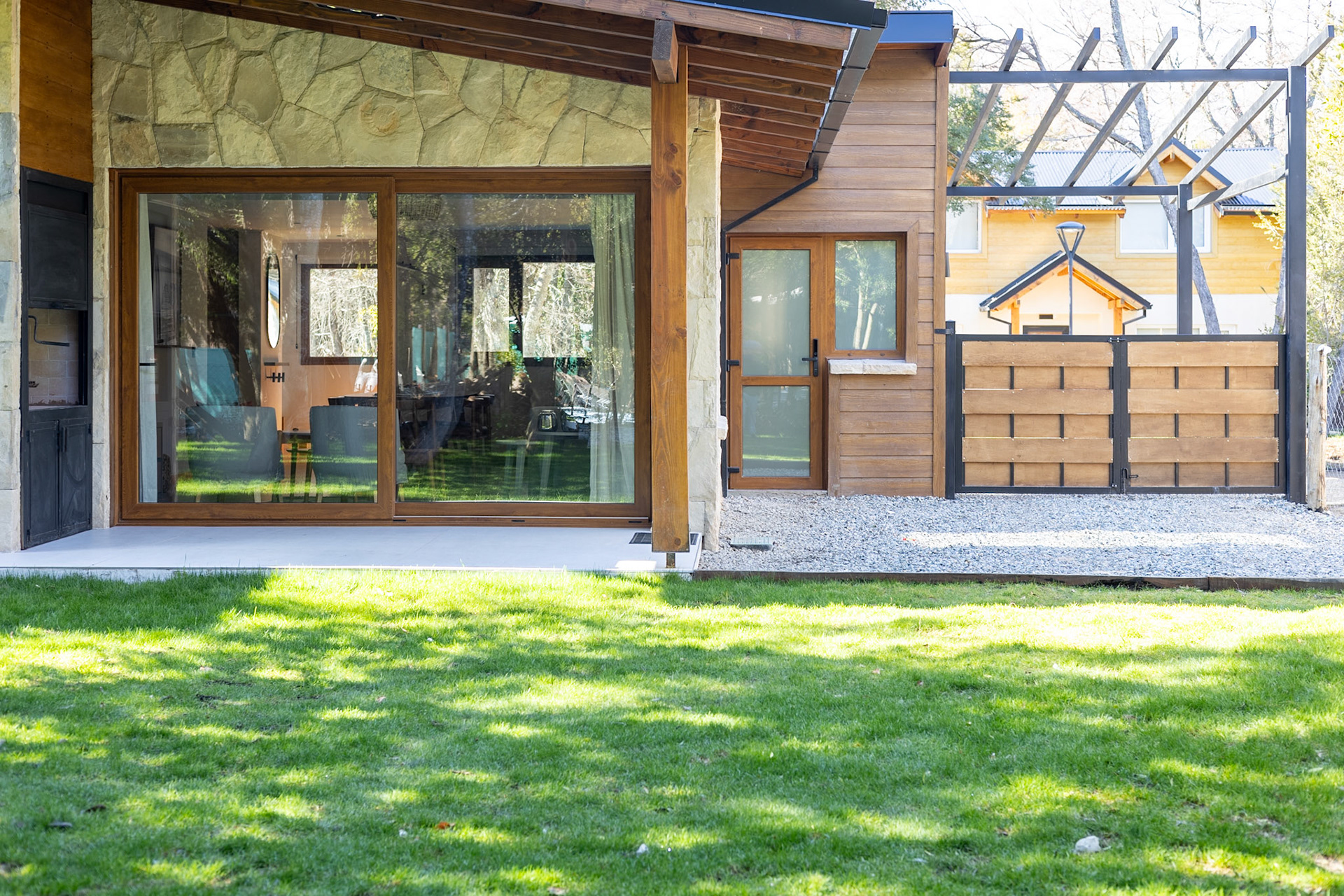 Fotografía de interior de una casa con jardín y cochera con tres habitaciones que se alquila temporalmente en el barrio privado de Barrancas de Melipal en San Carlos de Bariloche.