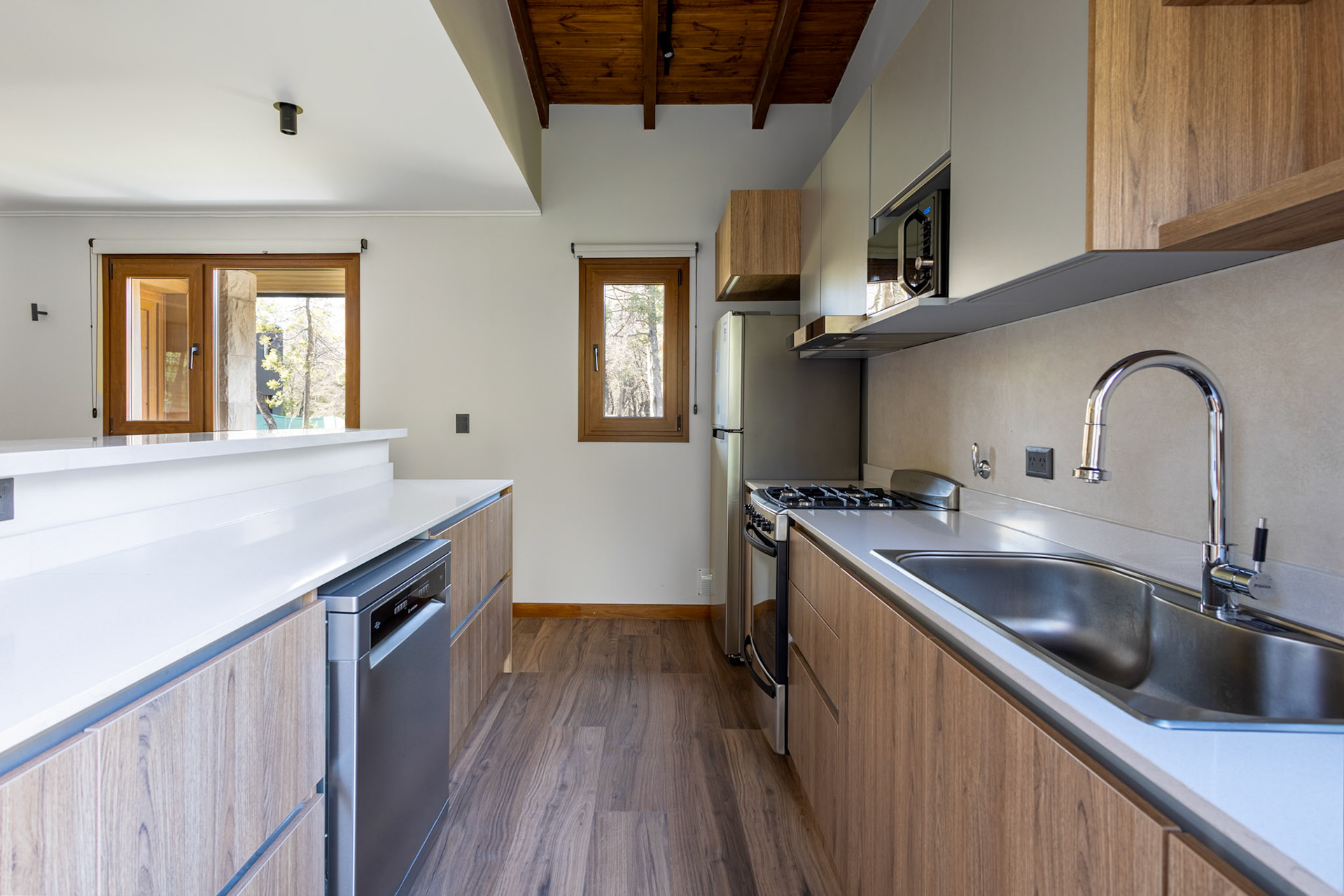 Fotografía de interior de una casa con jardín y cochera con tres habitaciones que se alquila temporalmente en el barrio privado de Barrancas de Melipal en San Carlos de Bariloche.