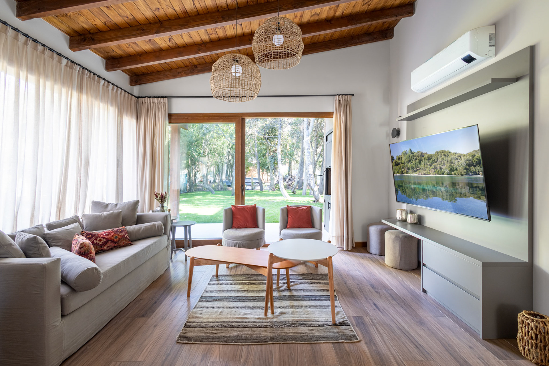 Fotografía de interior de una casa con jardín y cochera con tres habitaciones que se alquila temporalmente en el barrio privado de Barrancas de Melipal en San Carlos de Bariloche.