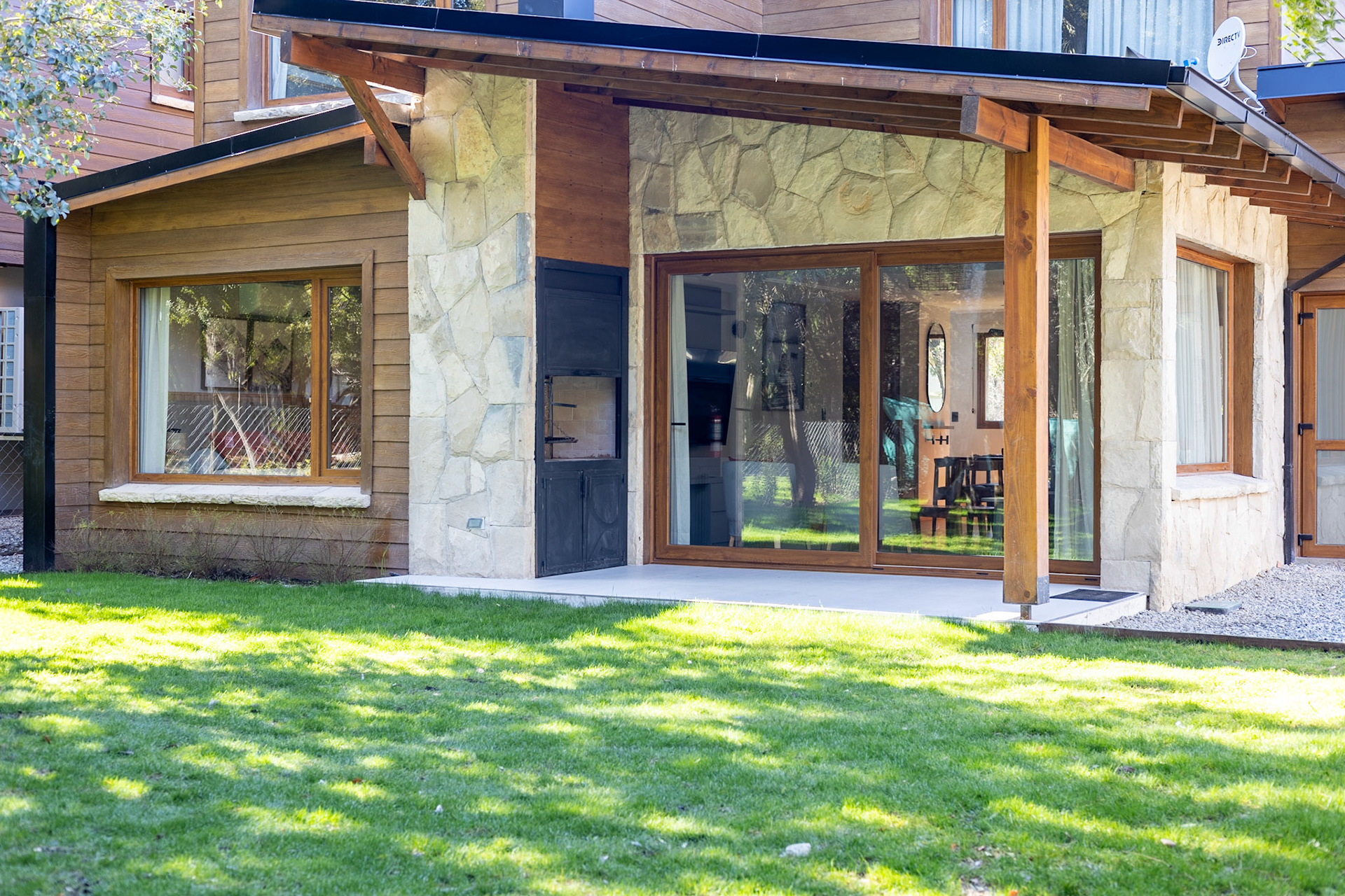 Fotografía de interior de una casa con jardín y cochera con tres habitaciones que se alquila temporalmente en el barrio privado de Barrancas de Melipal en San Carlos de Bariloche.