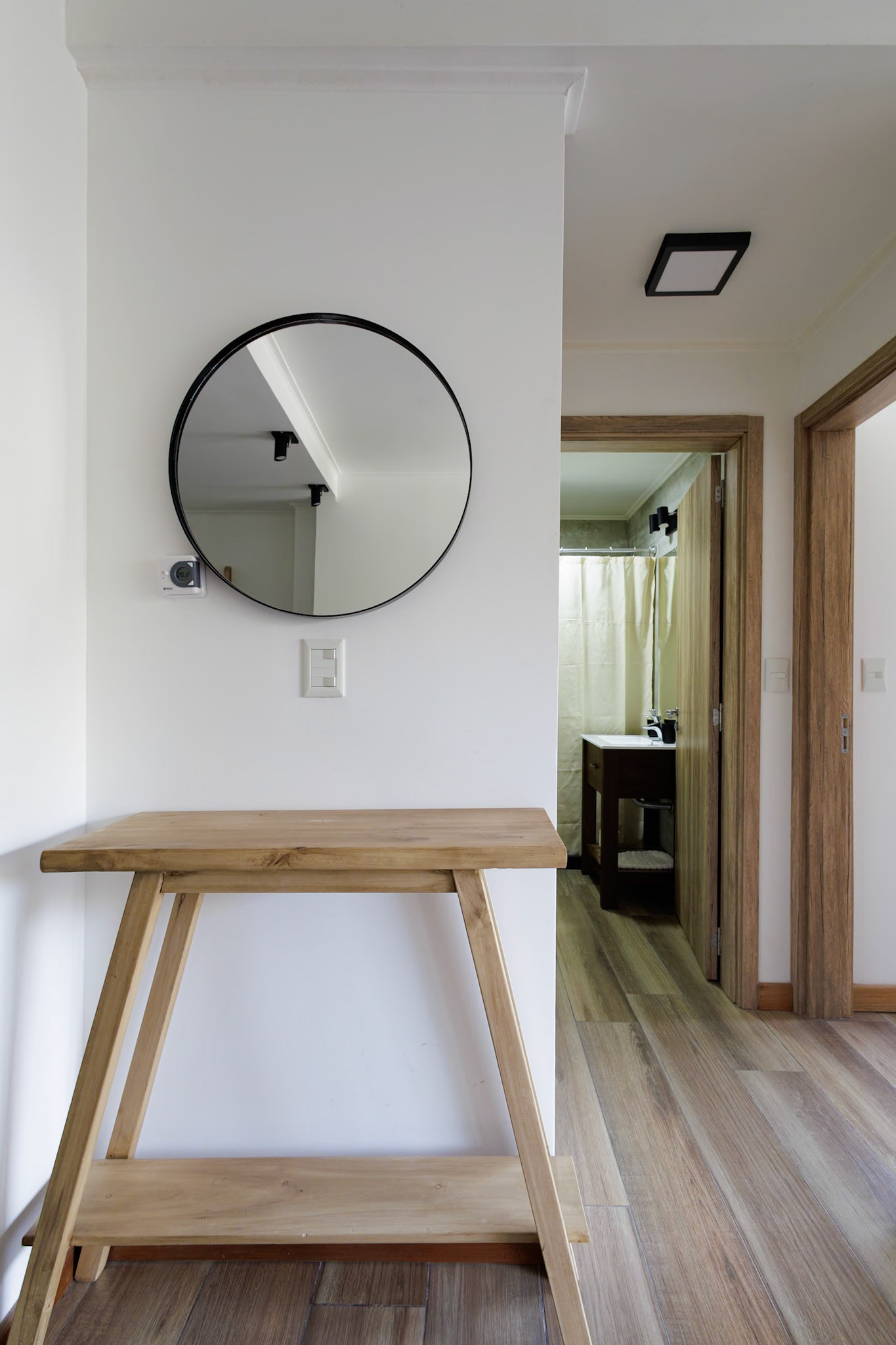 Fotografía de interior de un departamento que se alquila temporalmente en el barrio privado Barrancas de Melipal en San Carlos de Bariloche.