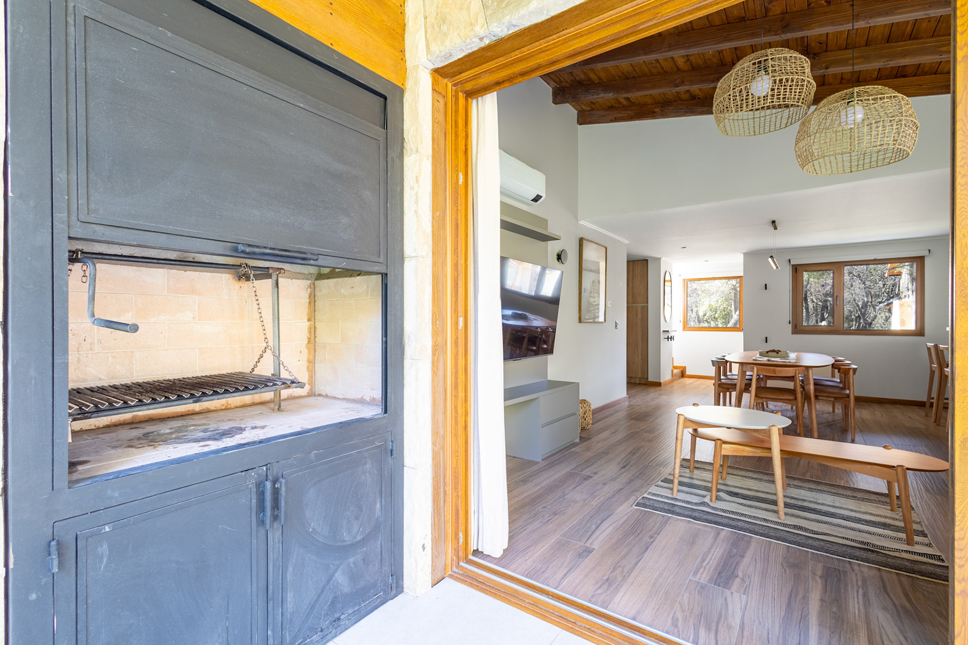 Fotografía de interior de una casa con jardín y cochera con tres habitaciones que se alquila temporalmente en el barrio privado de Barrancas de Melipal en San Carlos de Bariloche.