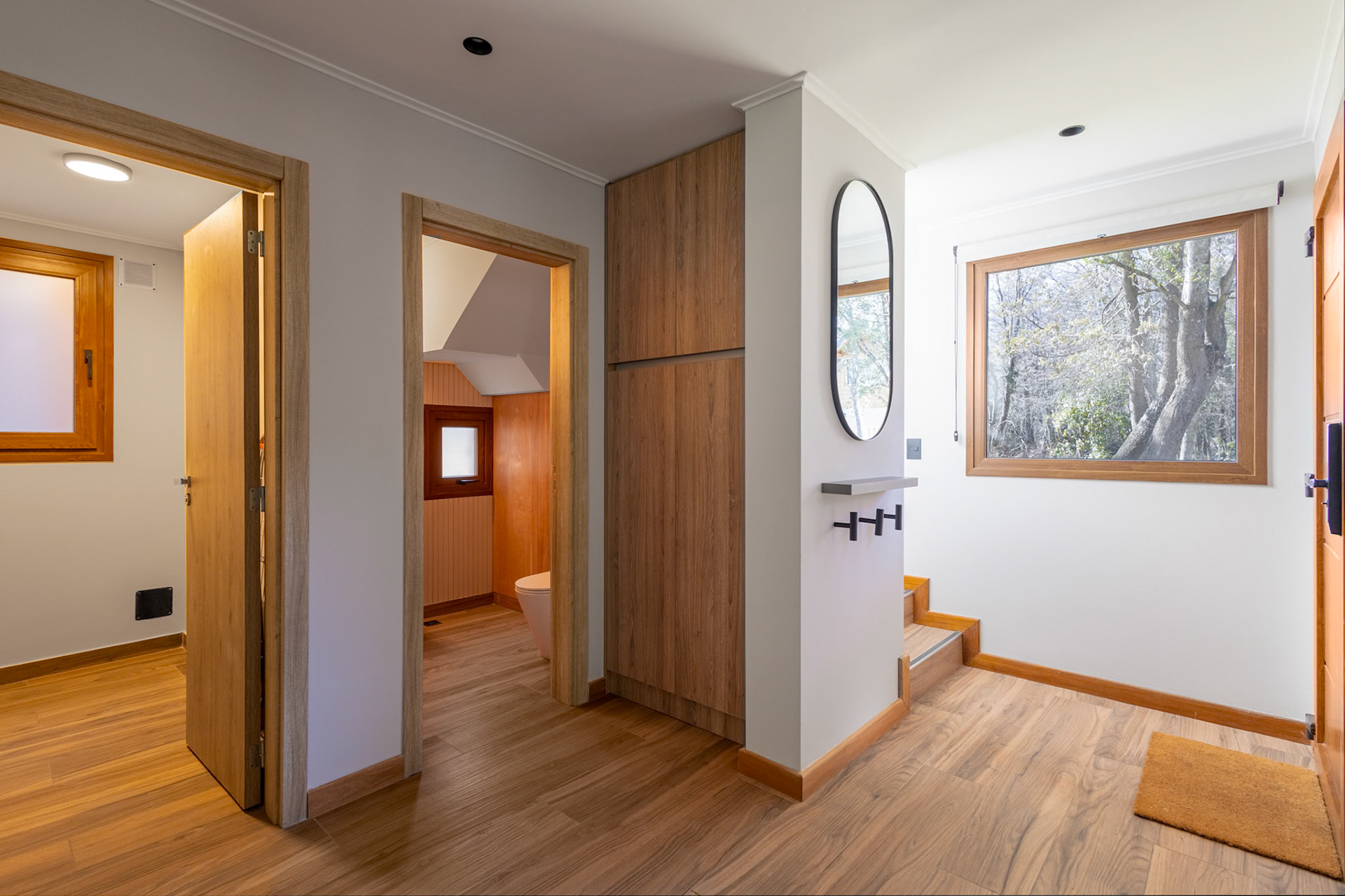 Fotografía de interior de una casa con jardín y cochera con tres habitaciones que se alquila temporalmente en el barrio privado de Barrancas de Melipal en San Carlos de Bariloche.