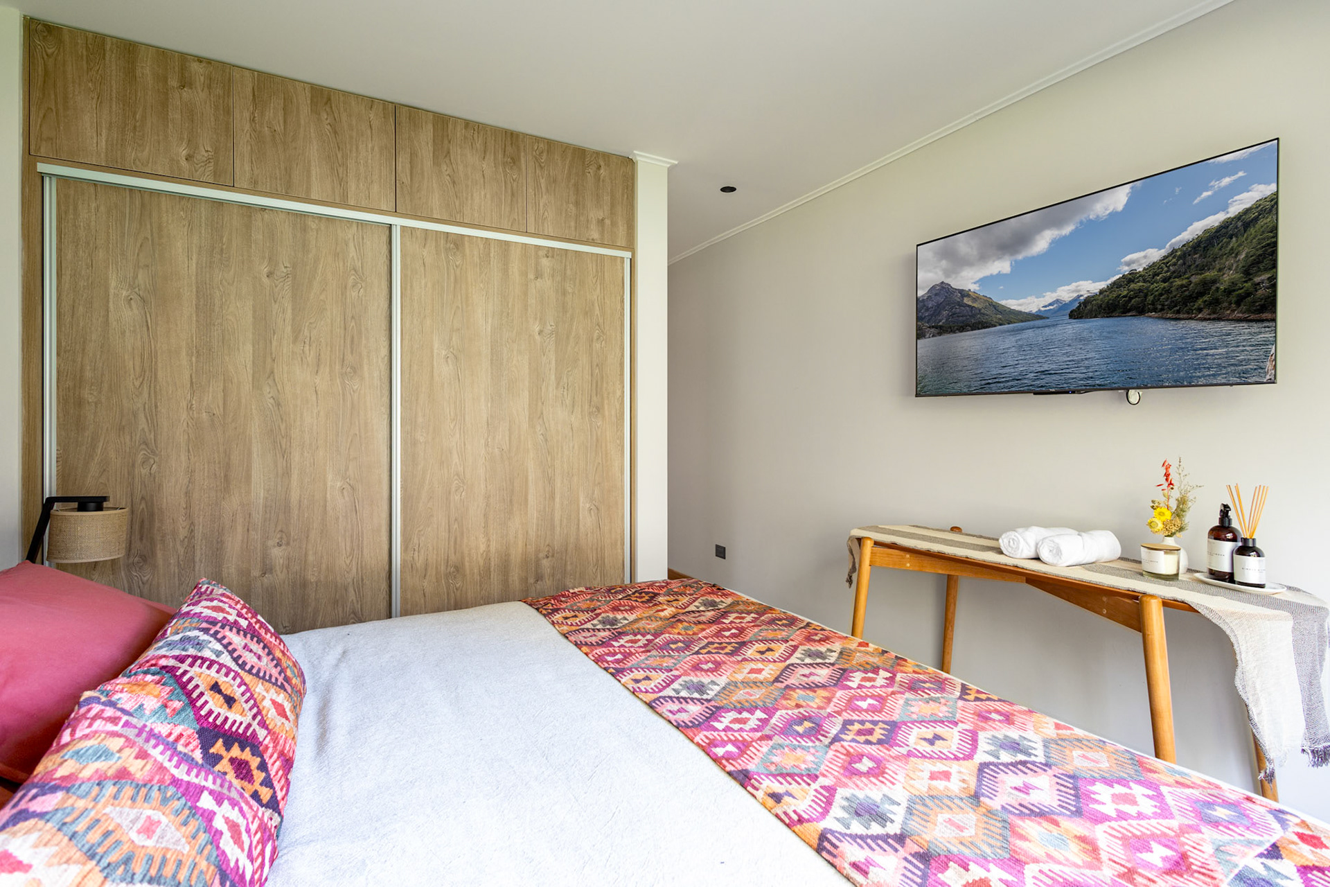 Fotografía de interior de una casa con jardín y cochera con tres habitaciones que se alquila temporalmente en el barrio privado de Barrancas de Melipal en San Carlos de Bariloche.