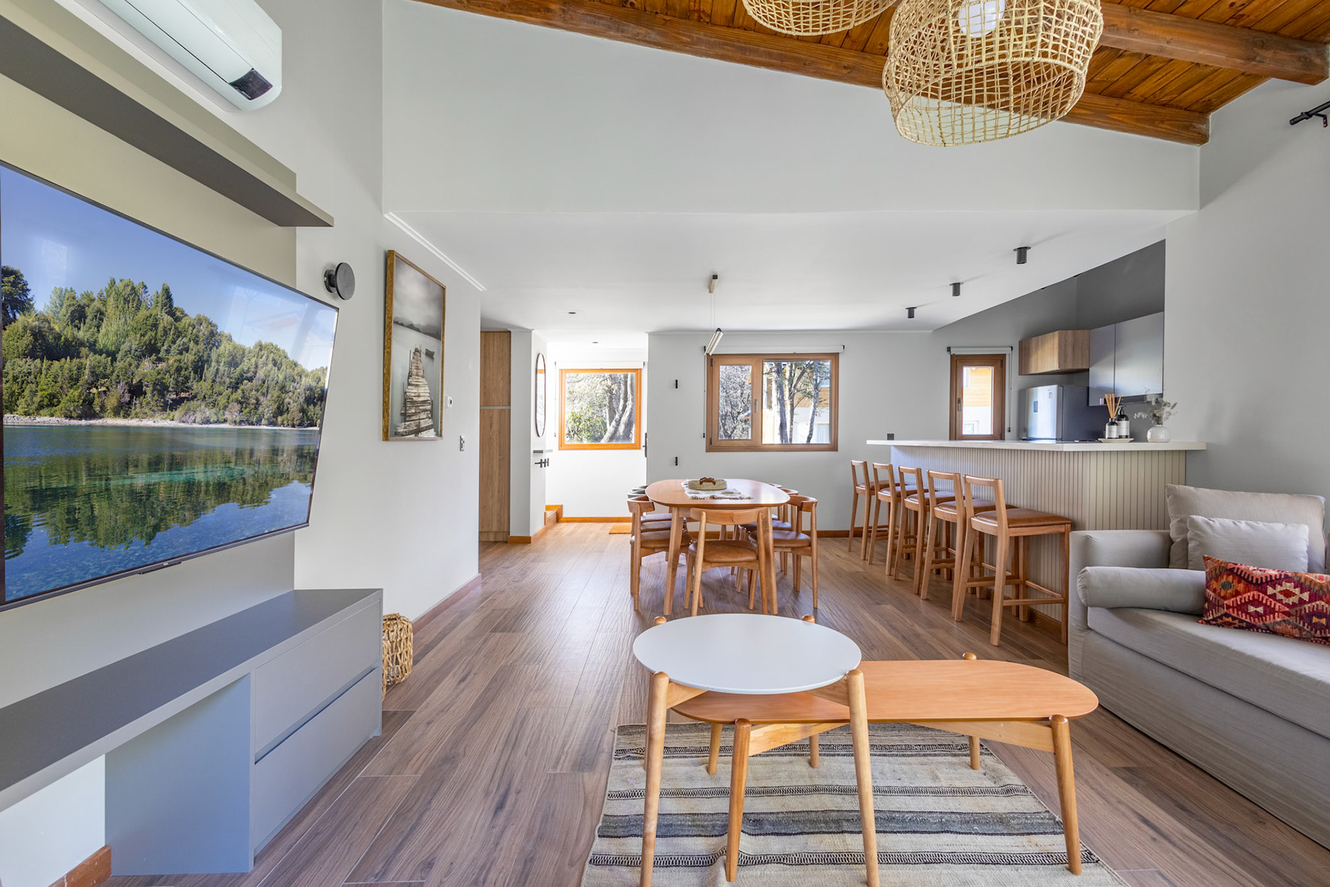 Fotografía de interior de una casa con jardín y cochera con tres habitaciones que se alquila temporalmente en el barrio privado de Barrancas de Melipal en San Carlos de Bariloche.