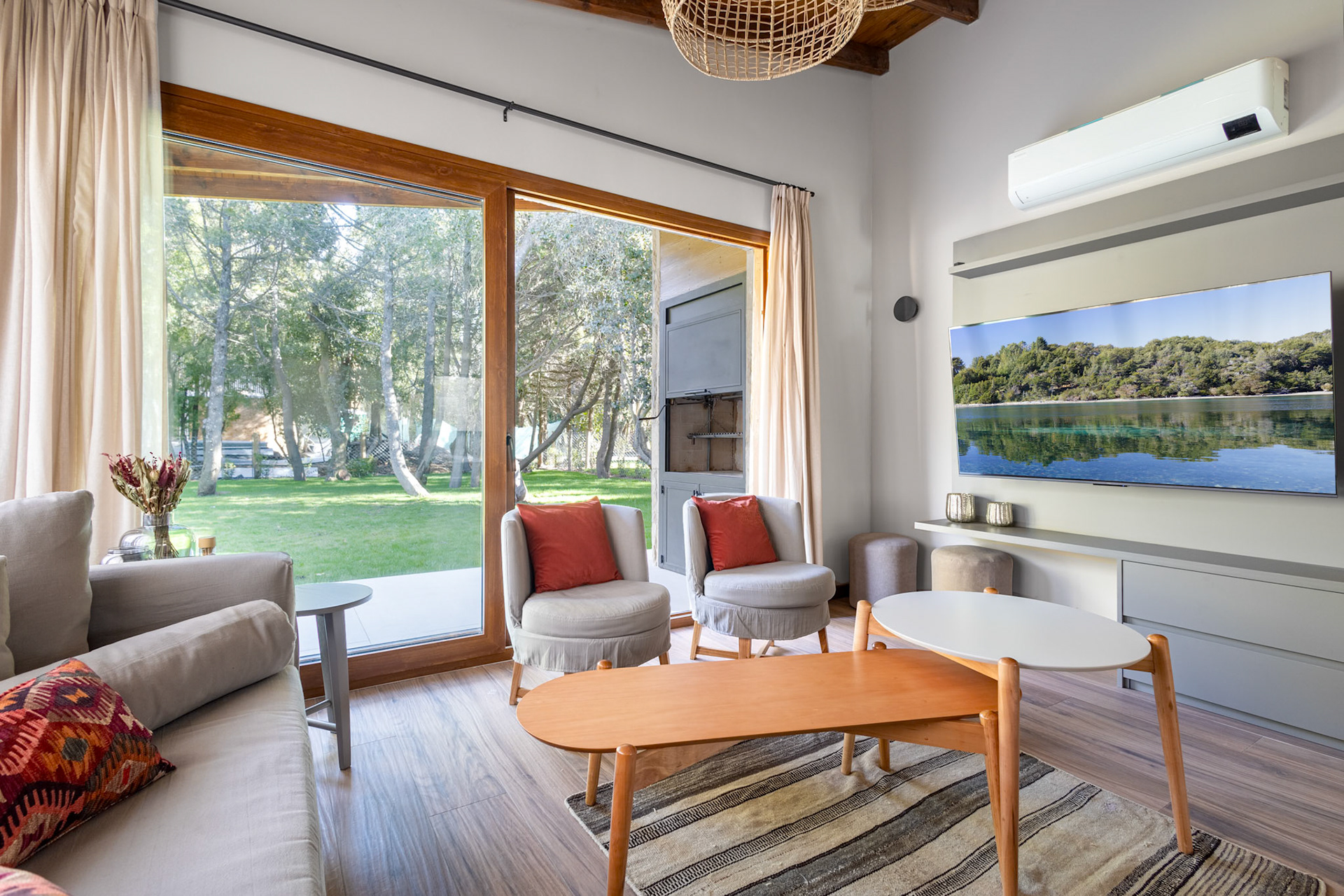 Fotografía de interior de una casa con jardín y cochera con tres habitaciones que se alquila temporalmente en el barrio privado de Barrancas de Melipal en San Carlos de Bariloche.