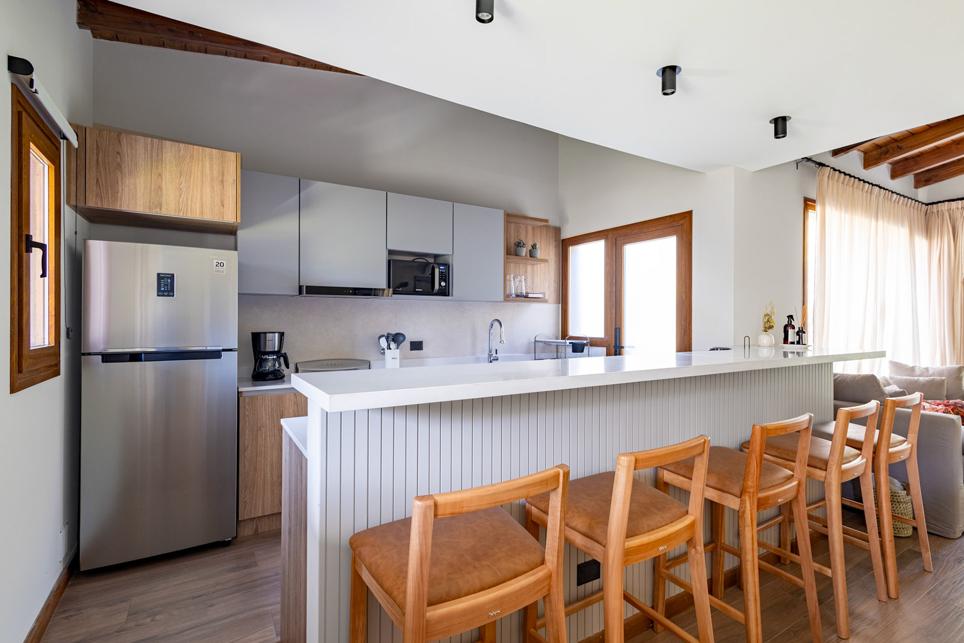 Fotografía de interior de una casa con jardín y cochera con tres habitaciones que se alquila temporalmente en el barrio privado de Barrancas de Melipal en San Carlos de Bariloche.
