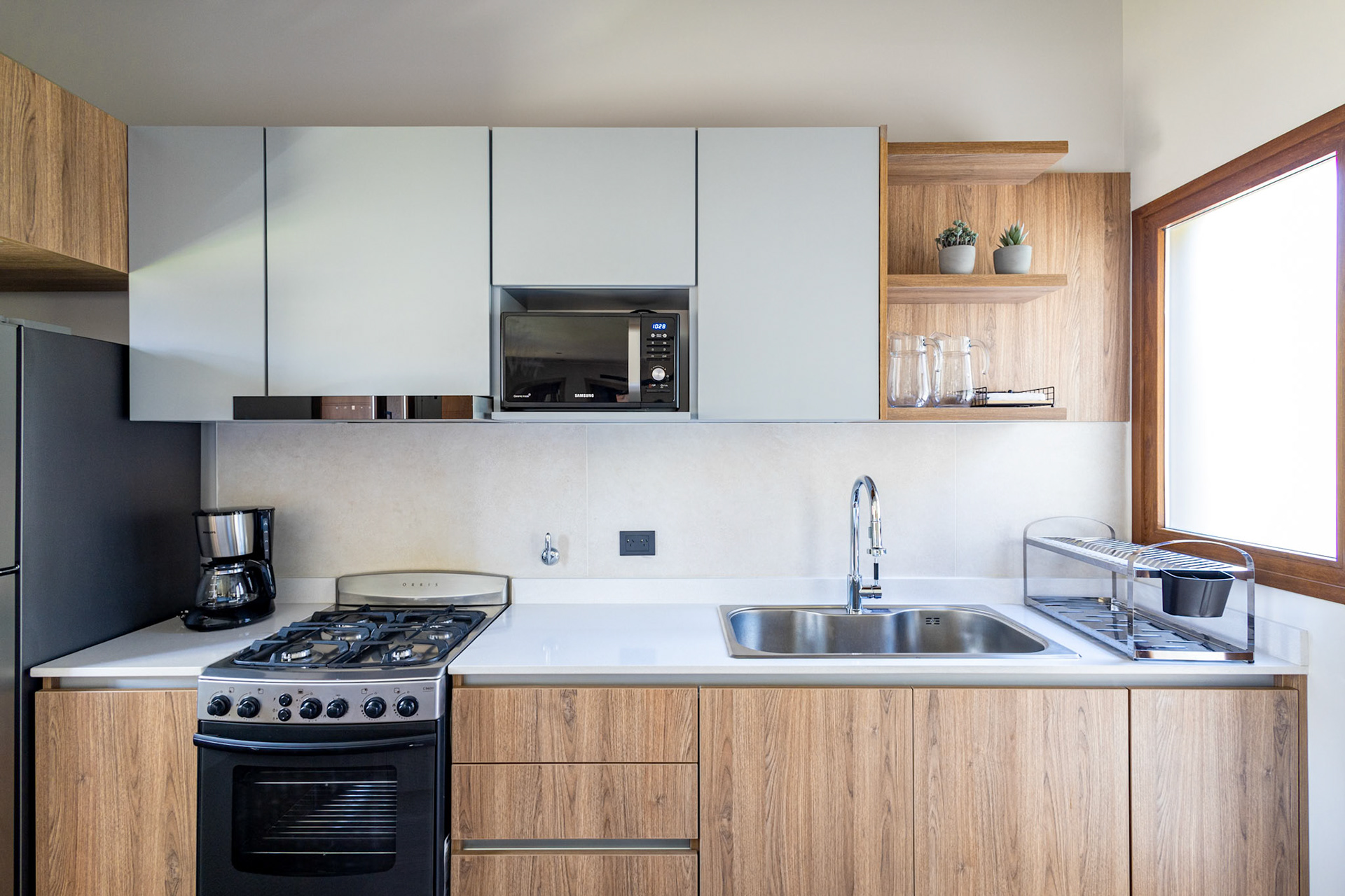 Fotografía de interior de una casa con jardín y cochera con tres habitaciones que se alquila temporalmente en el barrio privado de Barrancas de Melipal en San Carlos de Bariloche.