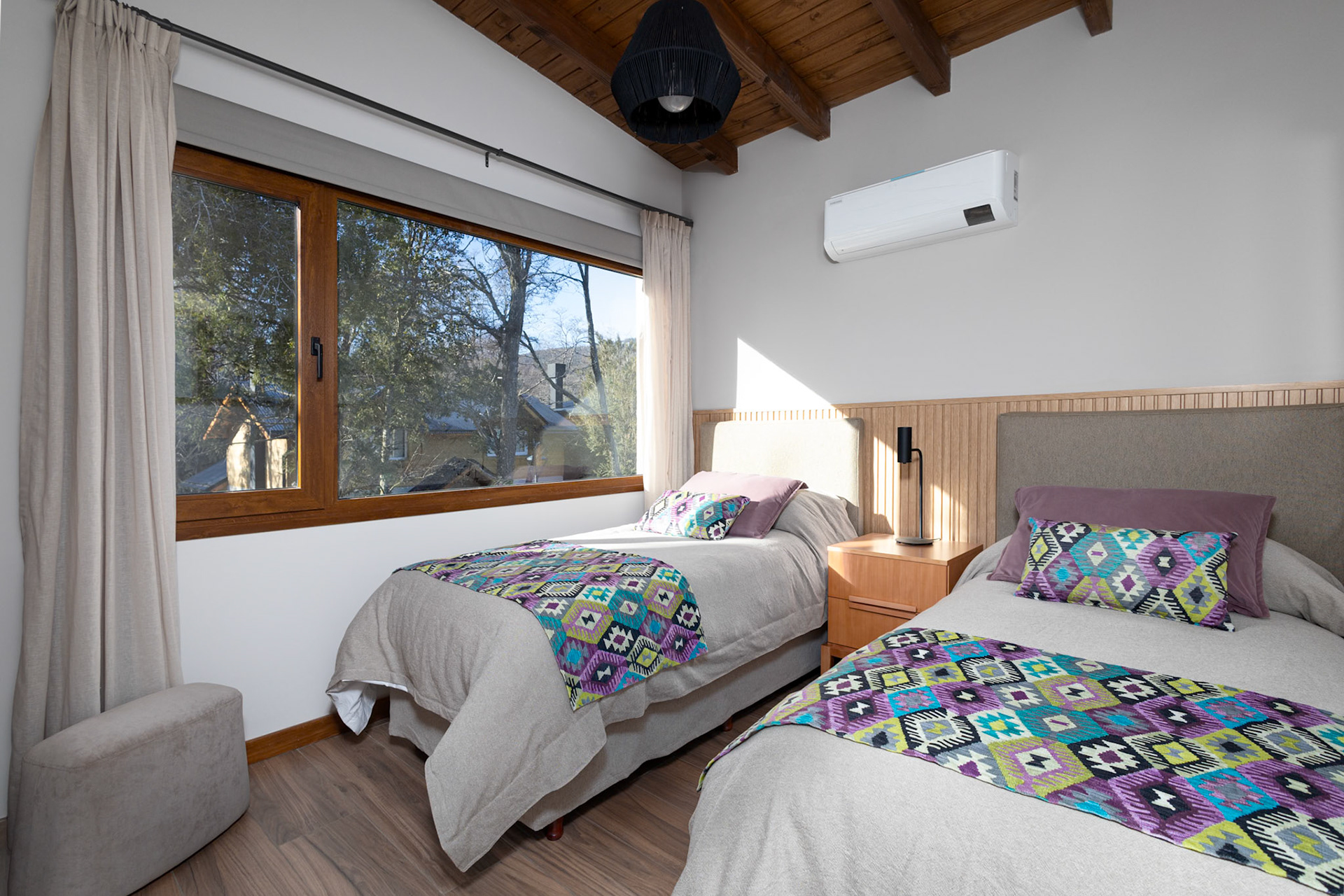 Fotografía de interior de una casa con jardín y cochera con tres habitaciones que se alquila temporalmente en el barrio privado de Barrancas de Melipal en San Carlos de Bariloche.