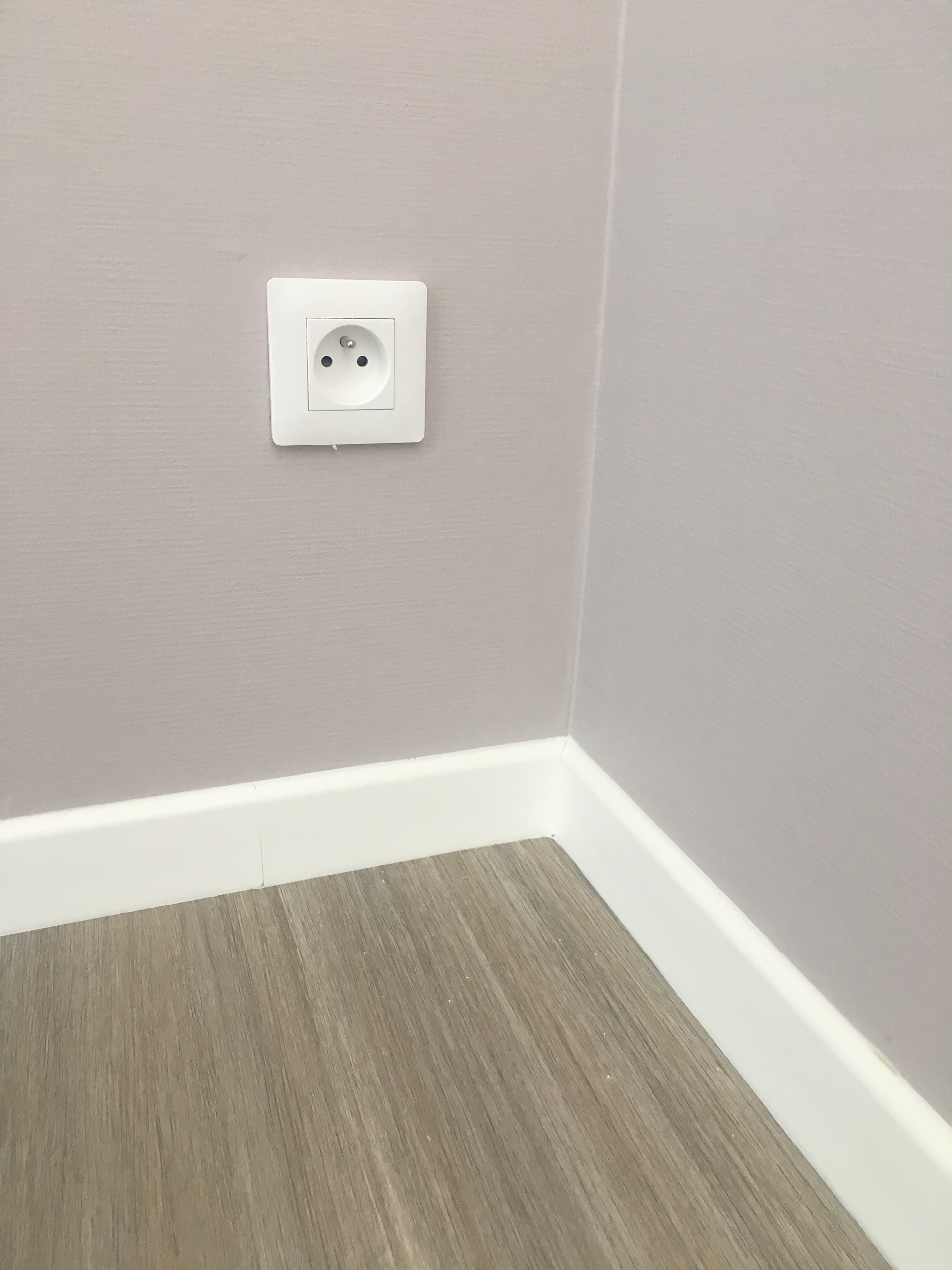 Sol Minimal Wood Greige / Murs jaune Ancher CH1 0177