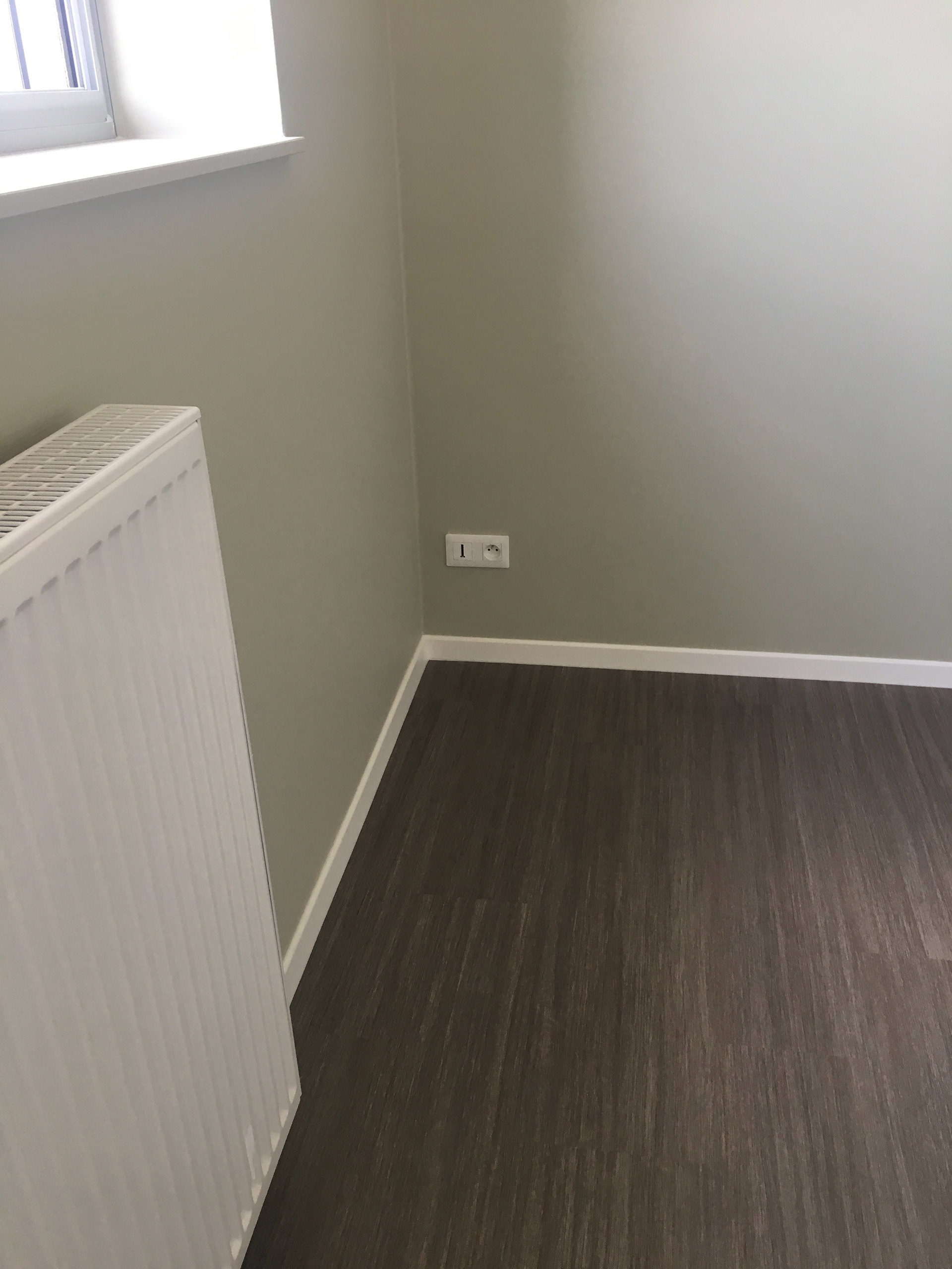 Sol Minimal Wood Dark / Murs jaune Ancher CH1 0177