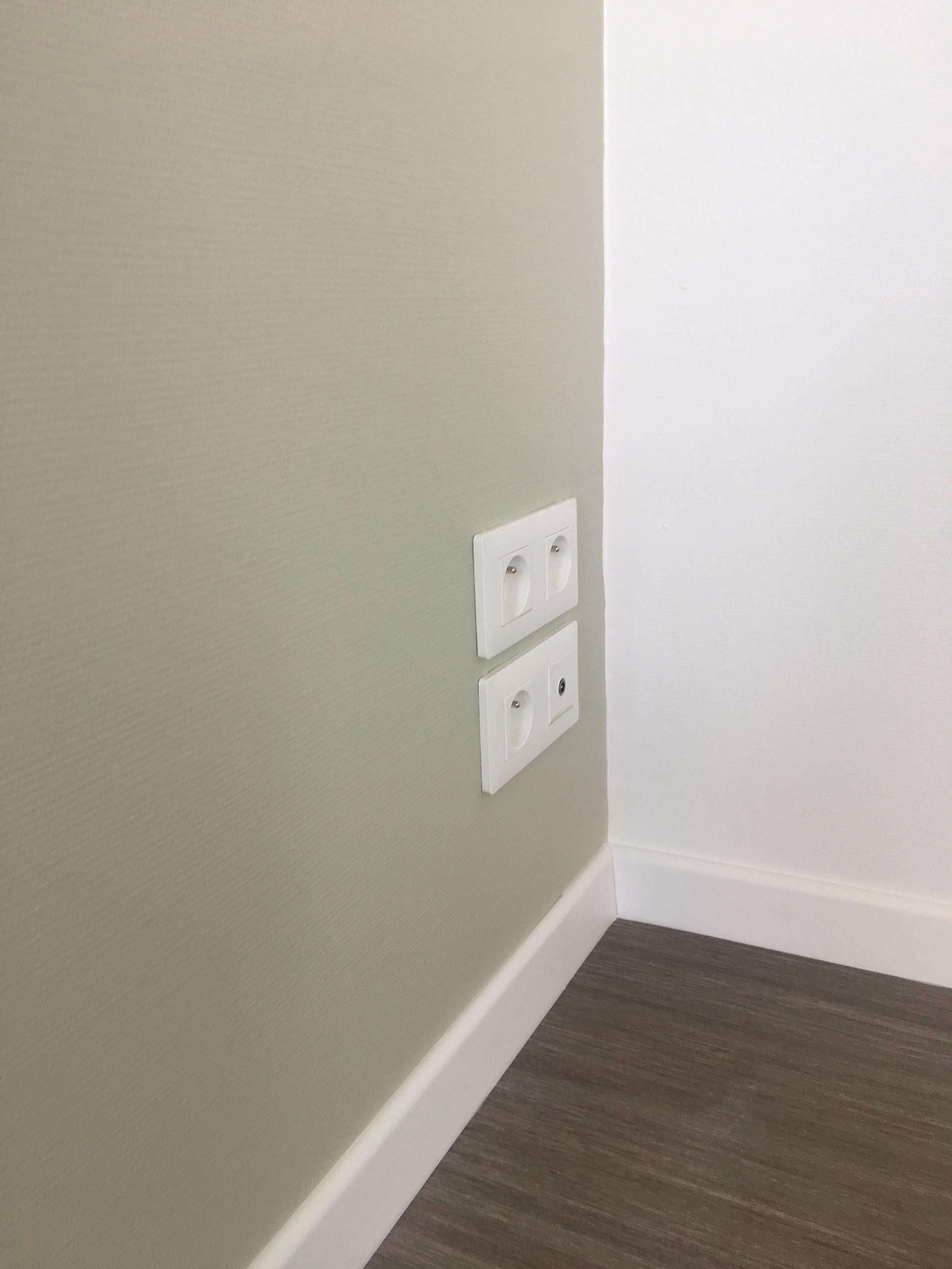 Sol Minimal Wood Dark / Murs jaune Ancher CH1 0177