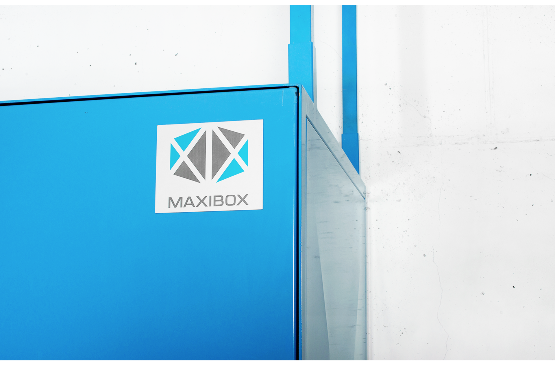 Szafa garażowa Maxibox. Zbliżenie na tabliczkę z logo autorstwa Magdy Kowalskiej creepart.