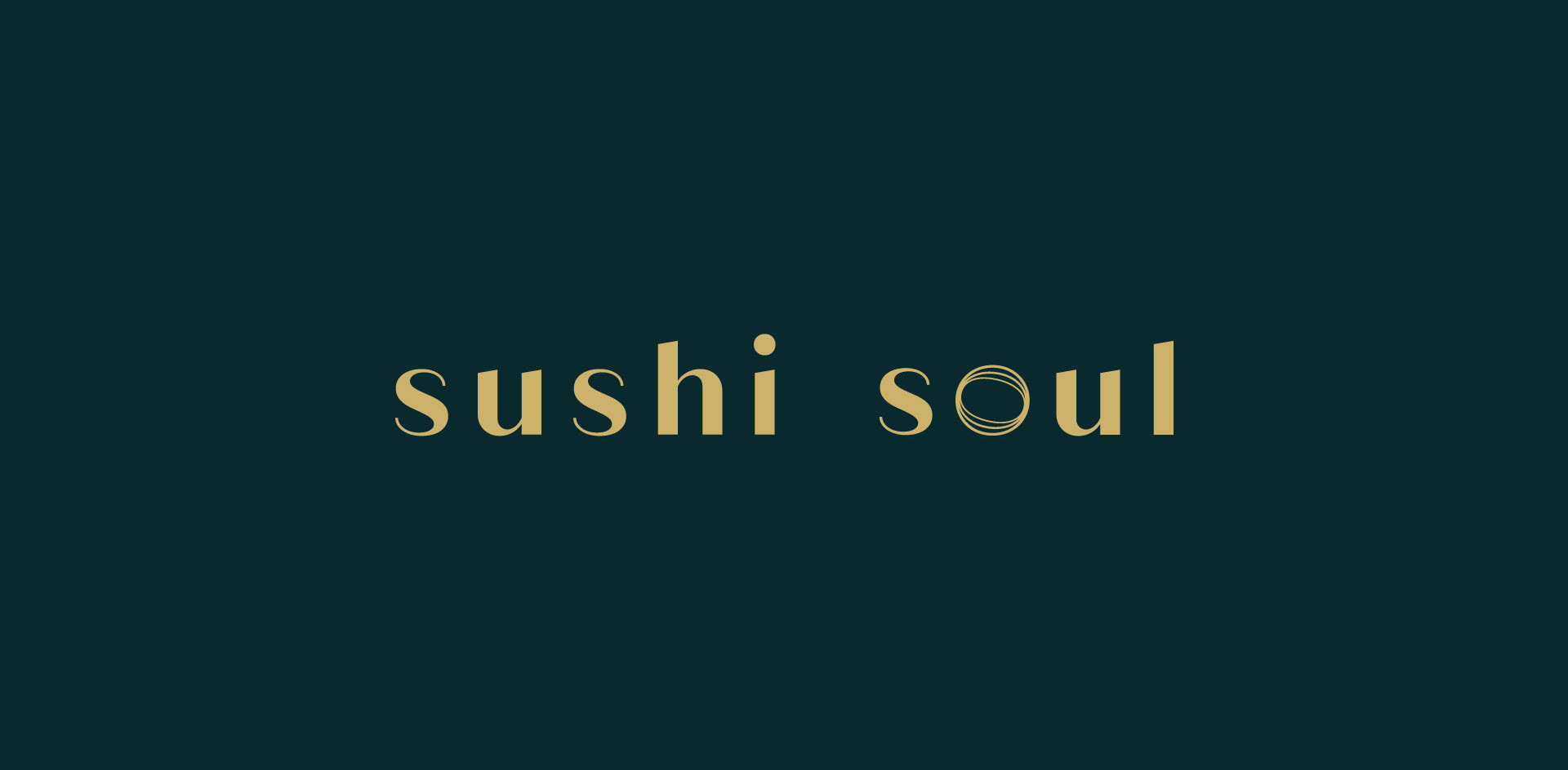 Projekt logo Sushi Soul – złoty sygnet i nowoczesna typografia na ciemnozielonym tle. Branding premium.