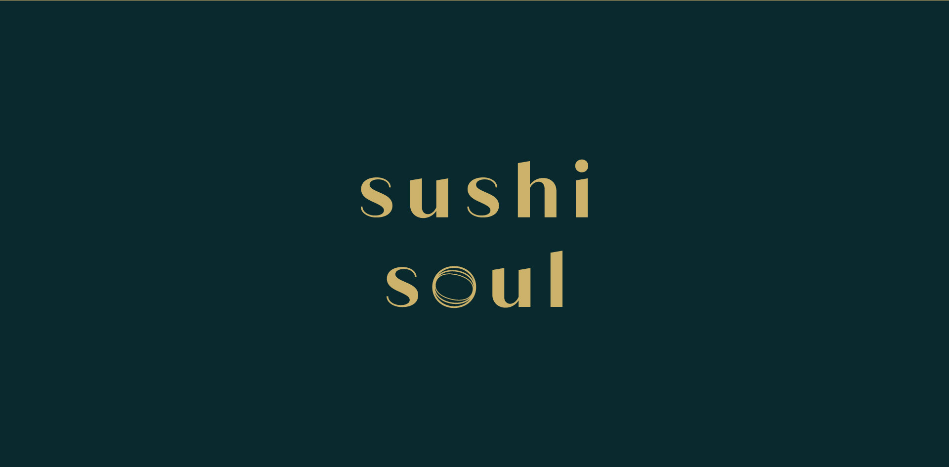 Projekt logo Sushi Soul – złoty logotyp na ciemnozielonym tle. Branding premium.