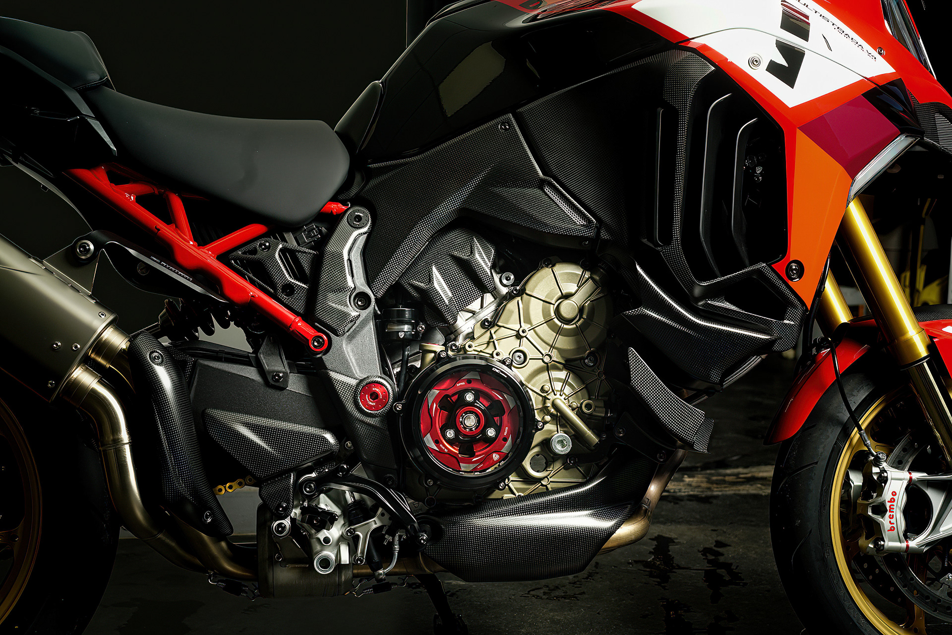 moteur 4 cylindres calé à 90° dont la disposition générale est clairement inspirée du modèle Desmosedici Stradale