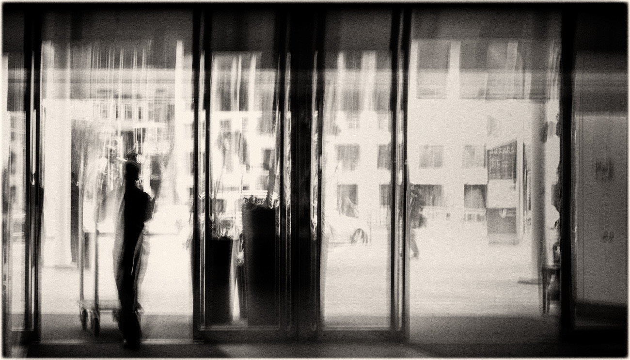 PanPacificHotel entrance PH2478a BW -0179