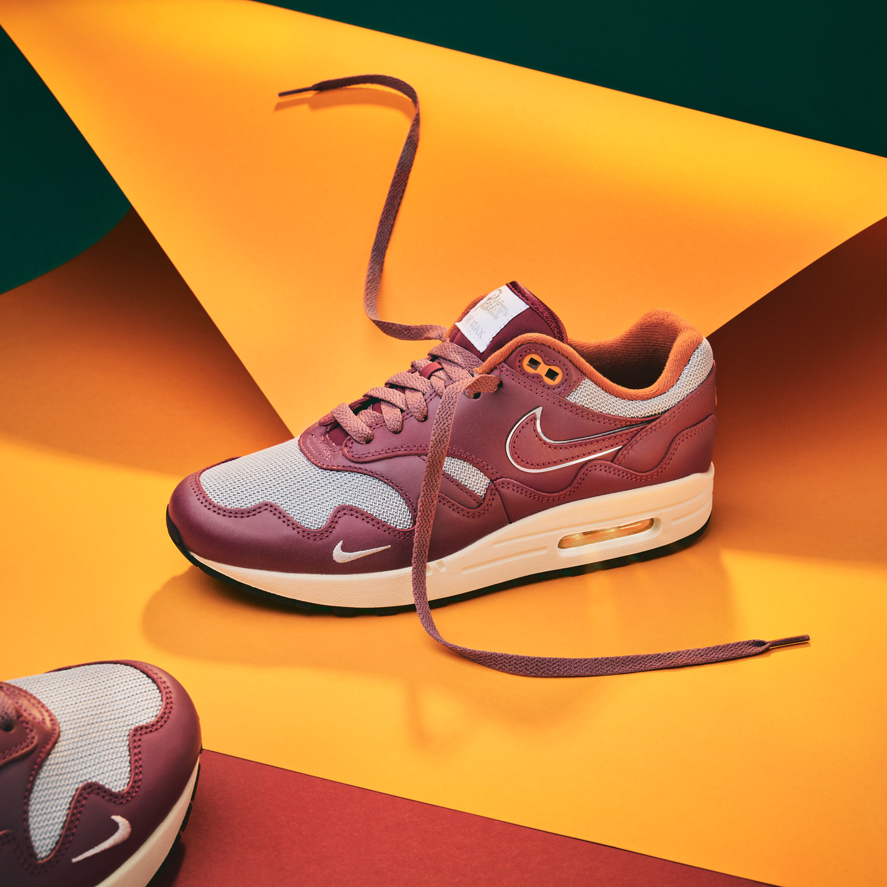 Produktfotografie eines Sneakers von Nike auf verschiedenen Papierhintergründen