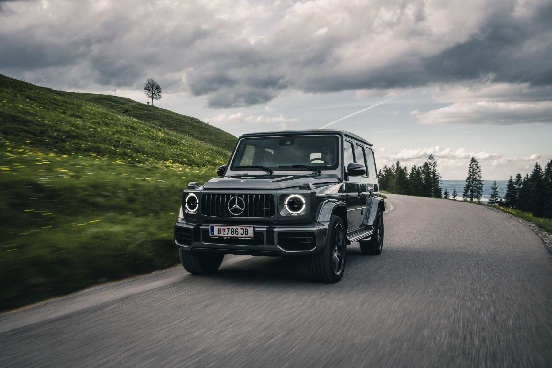 Auto beim Fahren in Kurve auf Bergstraße