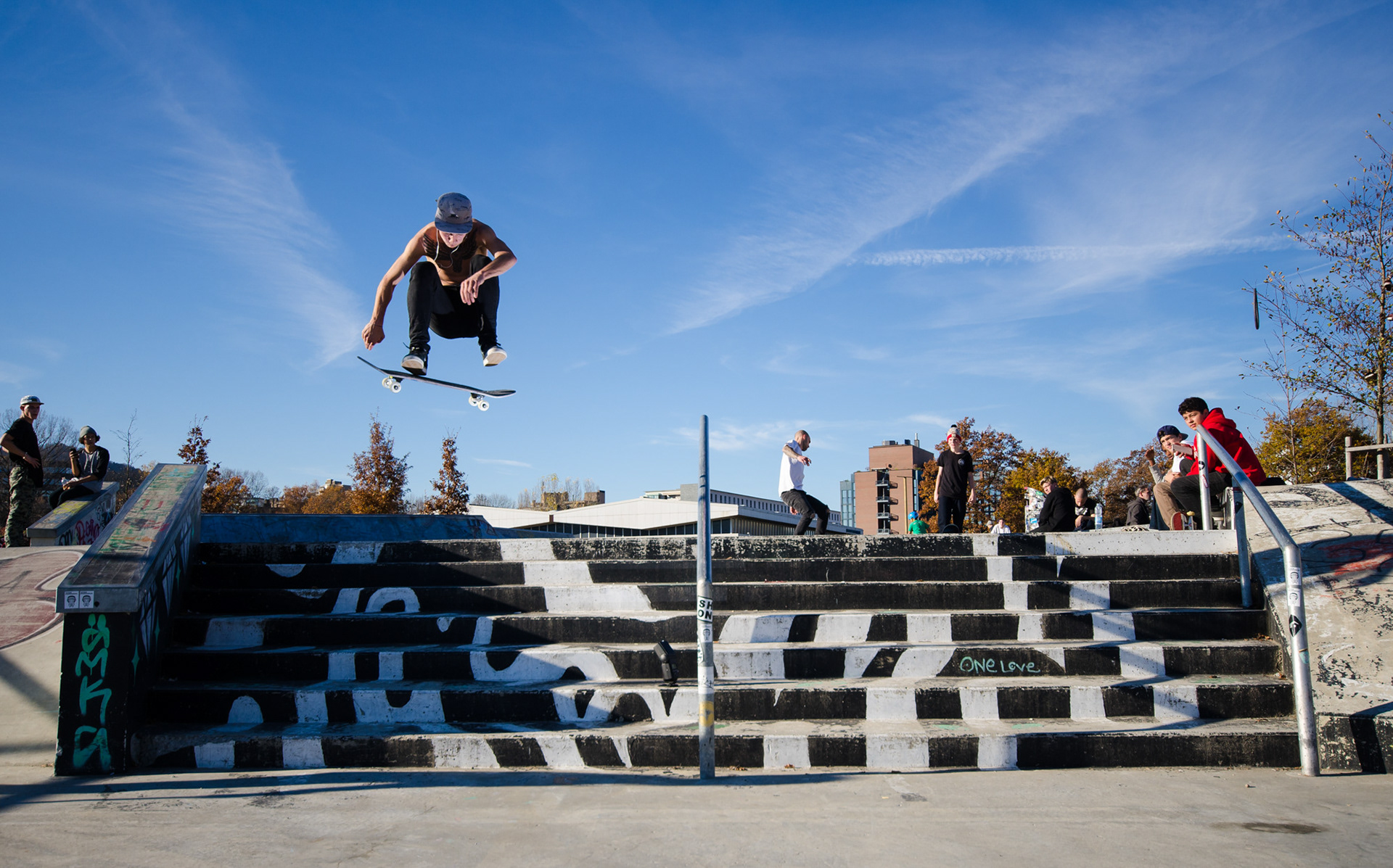 Sportfotografie Skateboarder bei Trick über Treppe