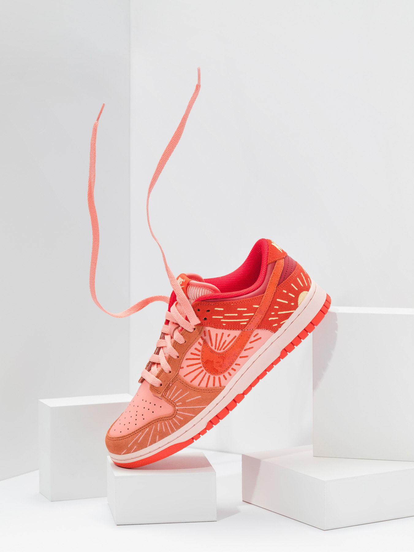 Produktfotografie von einem bunten Nike Schuh aufgebaut auf weißen Holzblöcken vor weißem Hintergrund