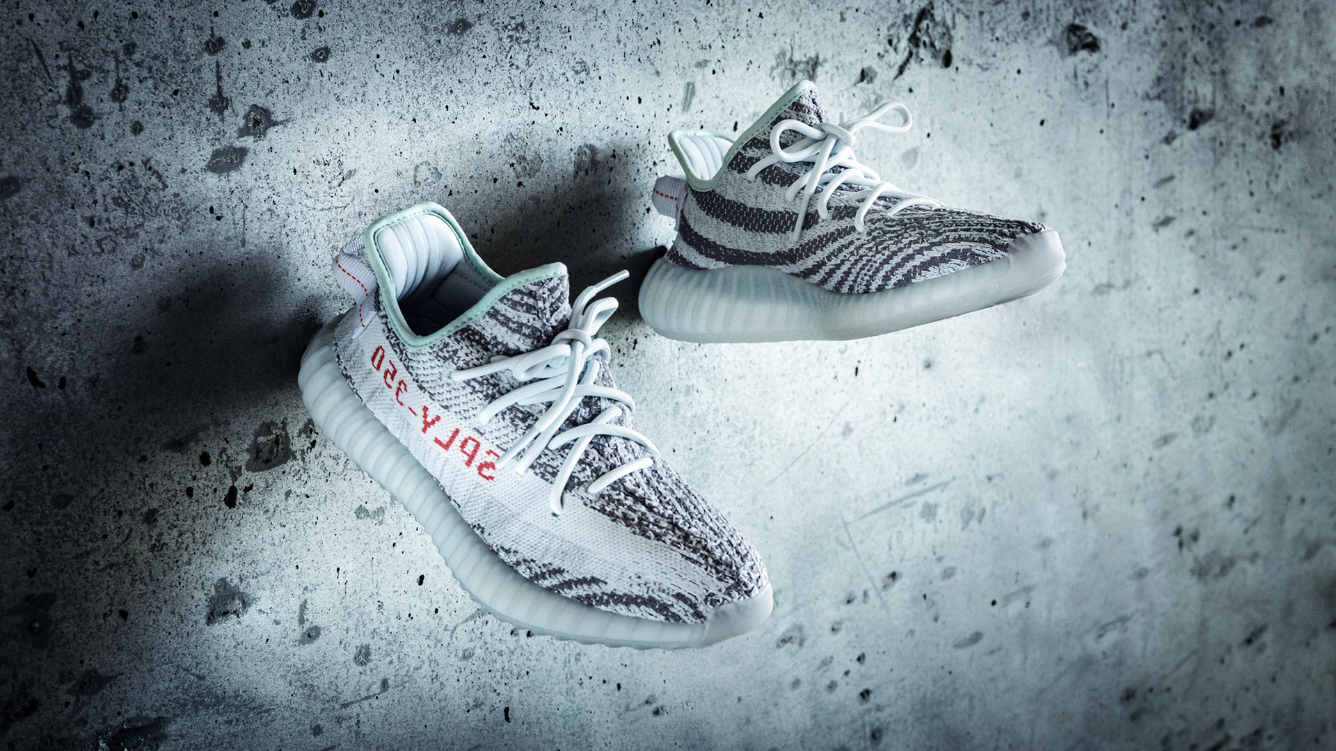 Ein Paar Schuhe schwebt an Sichtbeton Wand