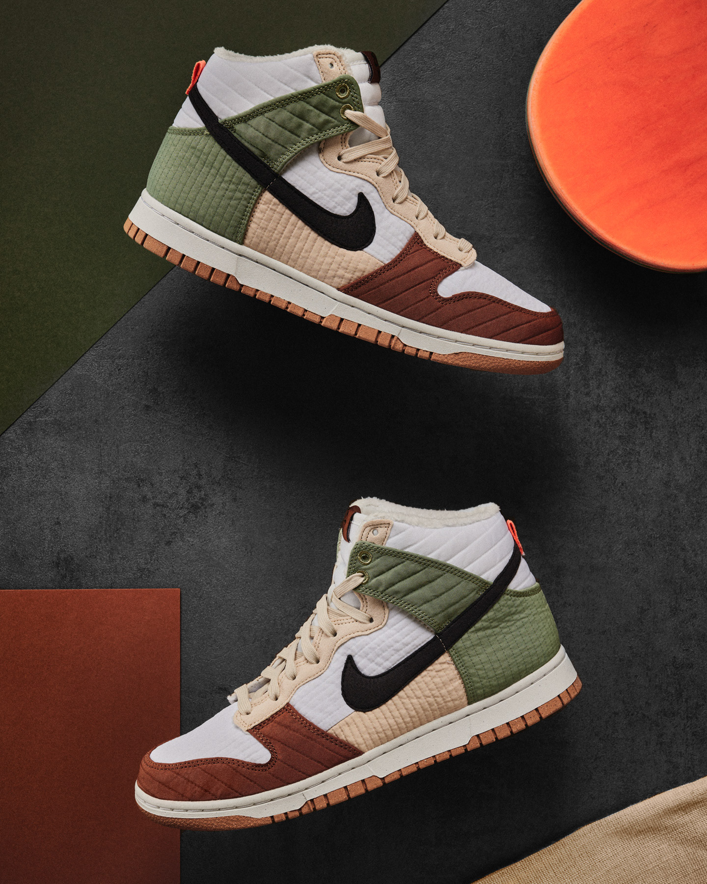 ein Paar Nike Air Jordan 1 in Weiß Grün Braun auf Metallplatte als Produktfoto mit Grünen Braunen und Orangen Farbakzenten