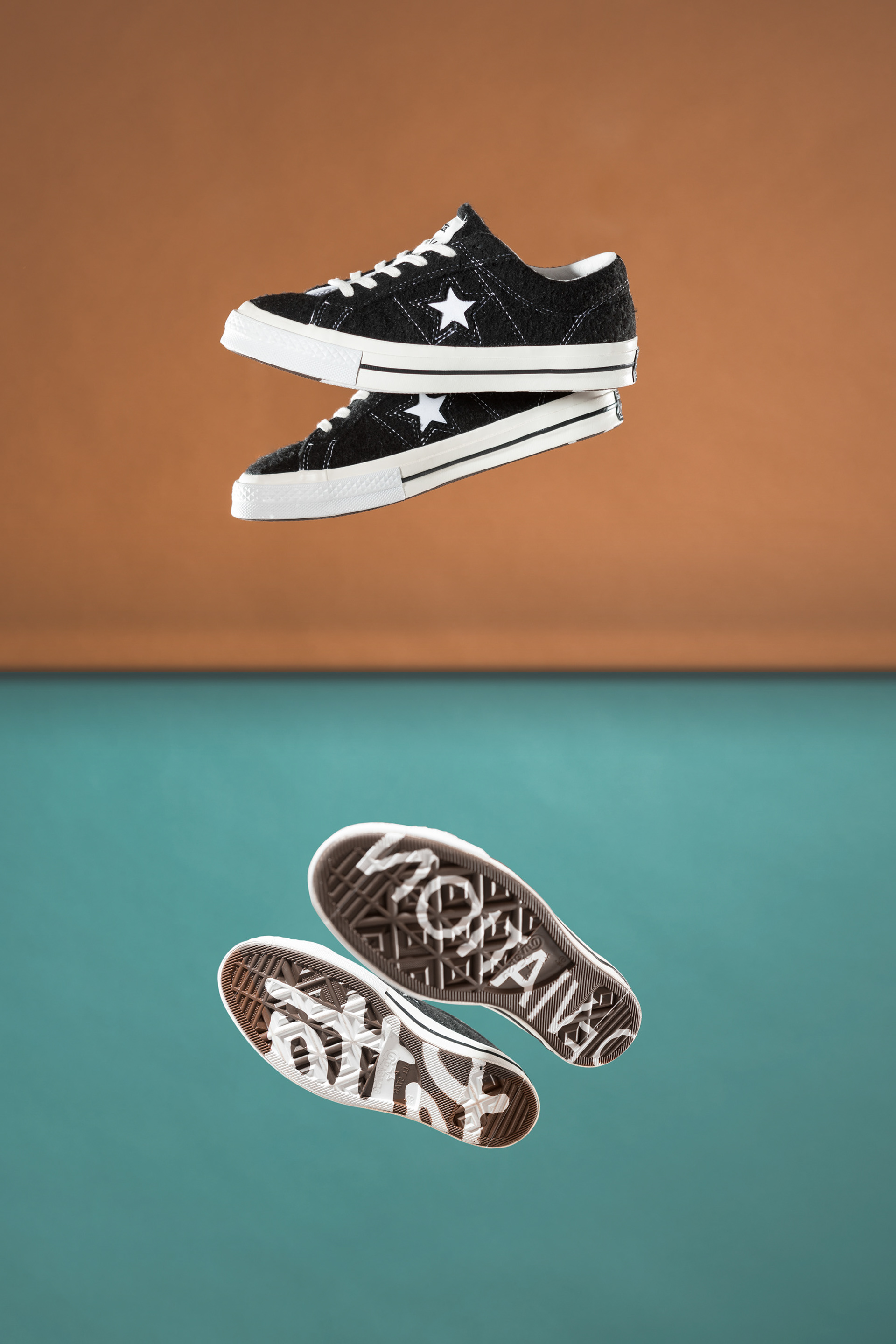 zweifarbiger Hintergrund mit fliegenden Schuhen, einmal seitlich und einmal von unten