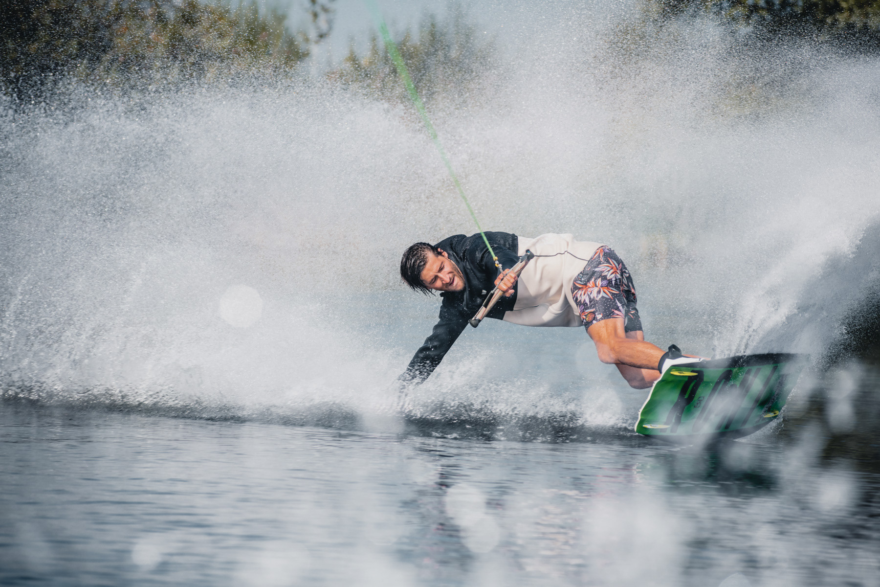 Sportfotografie Wakeboarder bei Trick im Wasser
