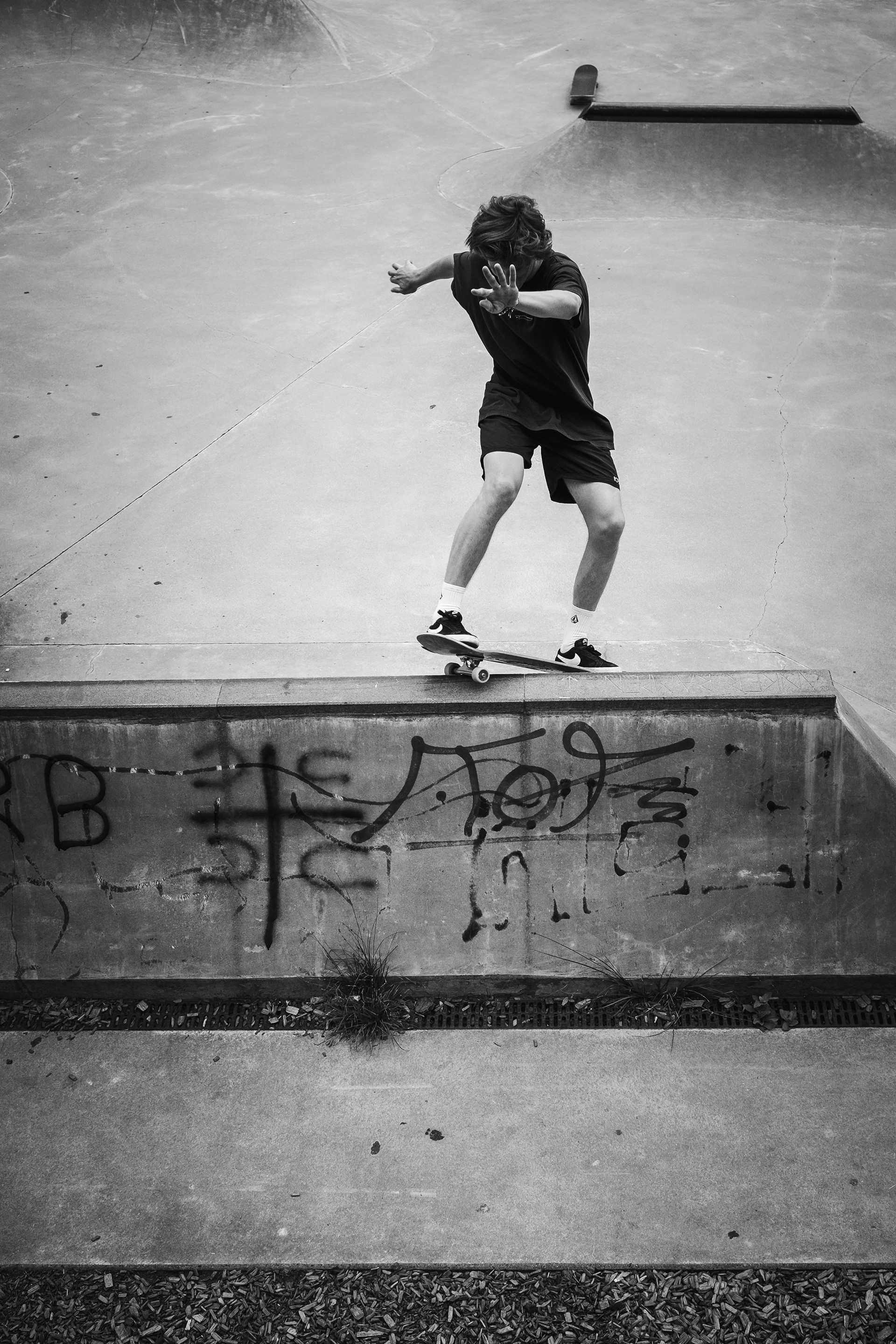 Skateboarder macht Trick in Skatepark