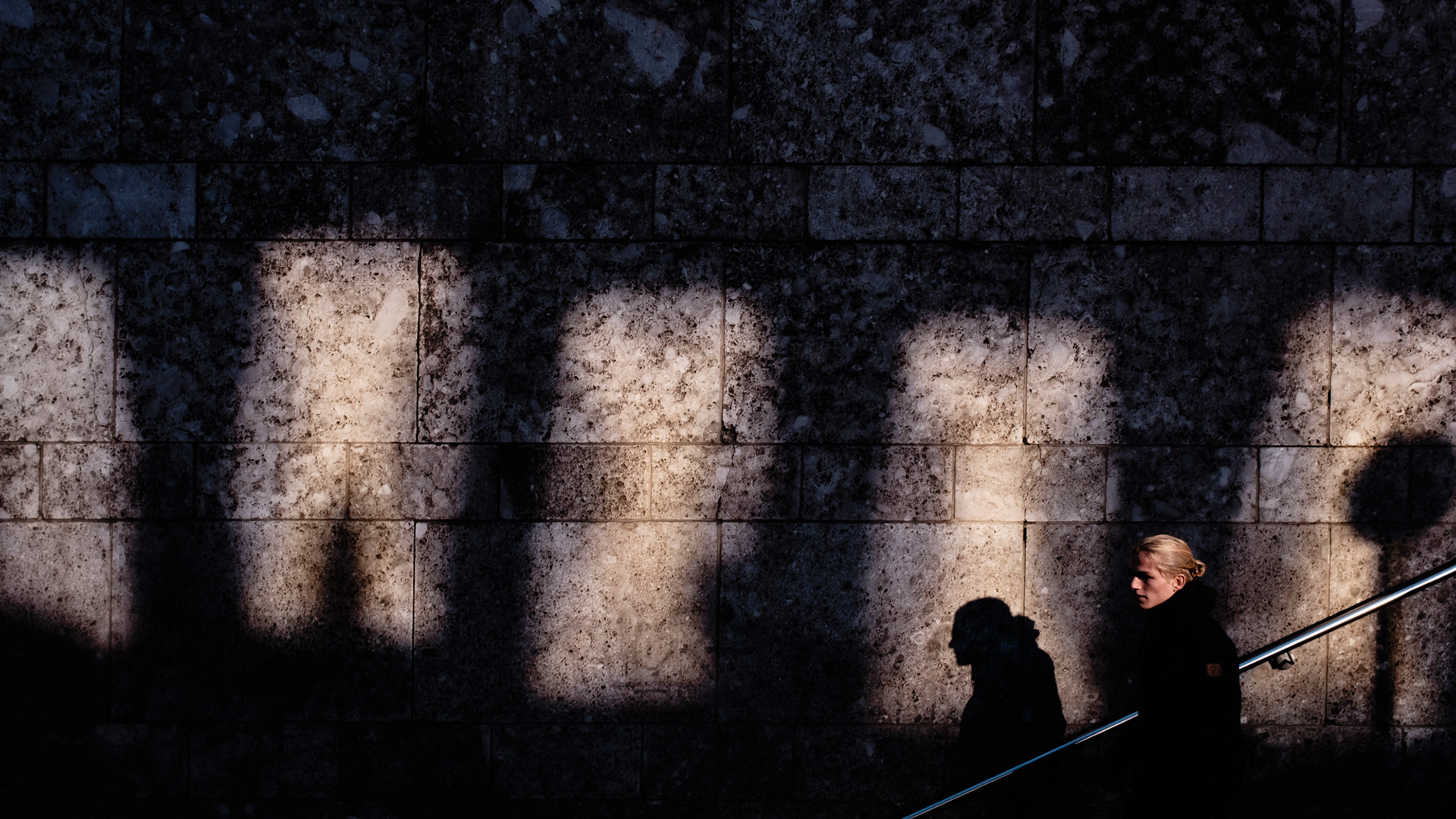 Person auf Treppe wird gezielt durch Licht angeleuchtet