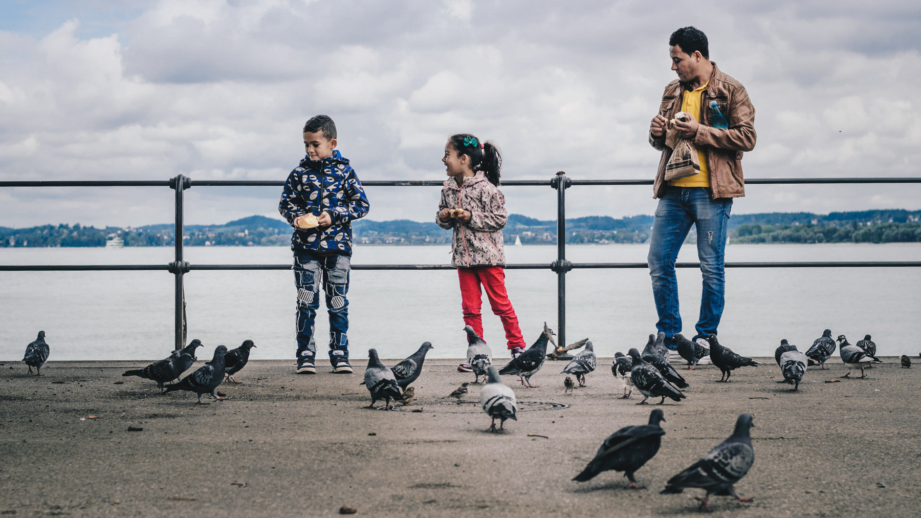 Kinder füttern mit Vater Vögel am See