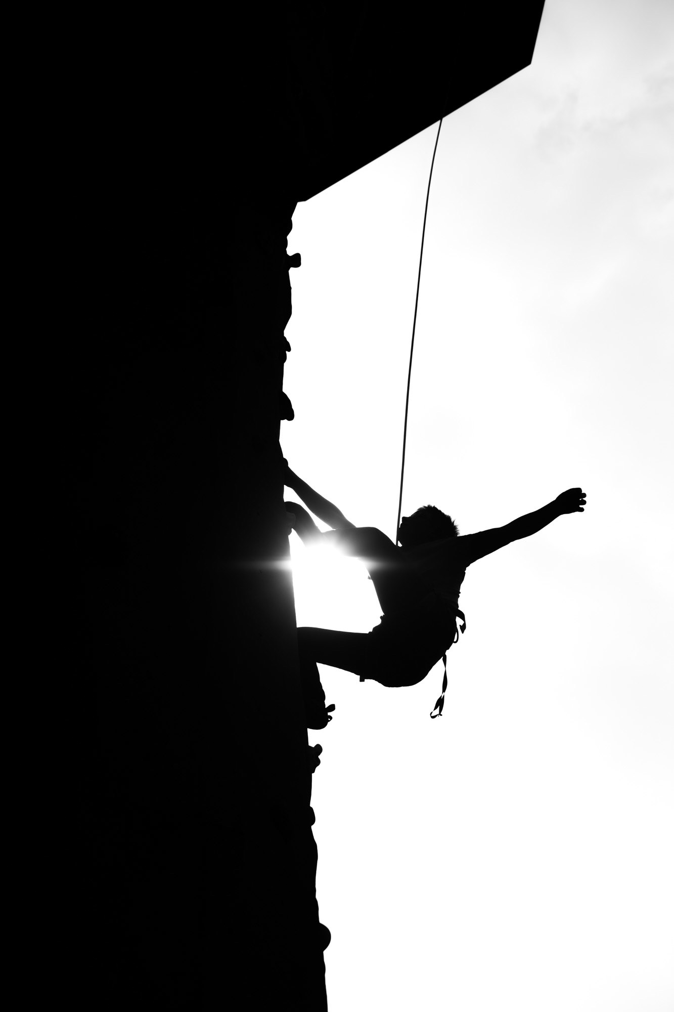 Sportfotografie Klettern Silhouette von der Seite Schwarz Weiß