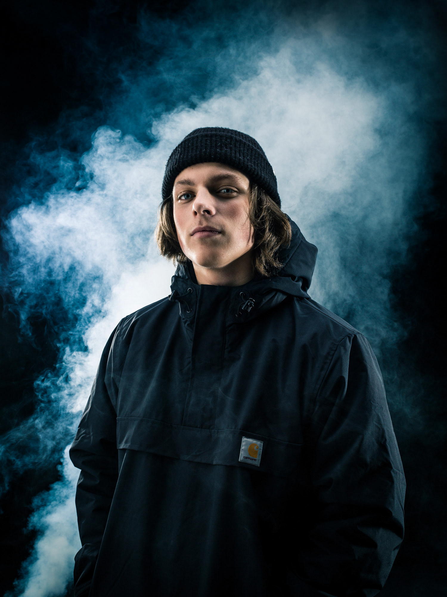 Portrait von Mann vor blauem Rauch