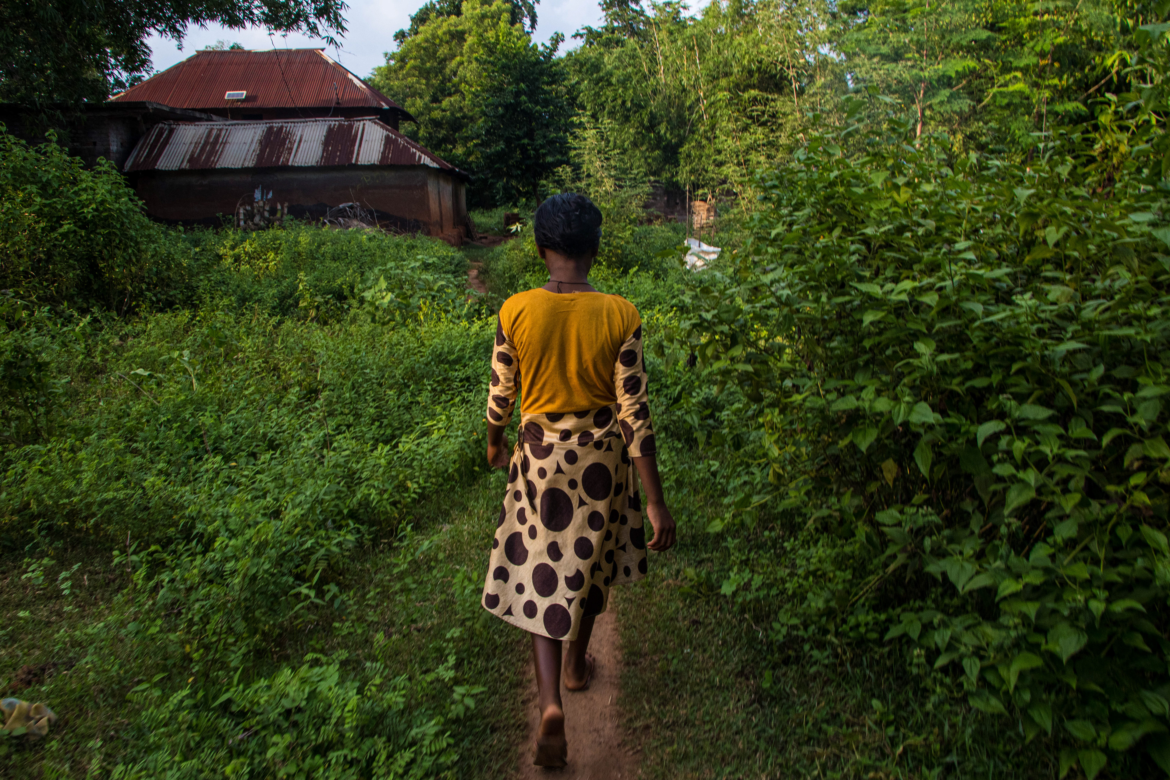 A tribal girl leads me to her village in Salboni block, West Medinipur district