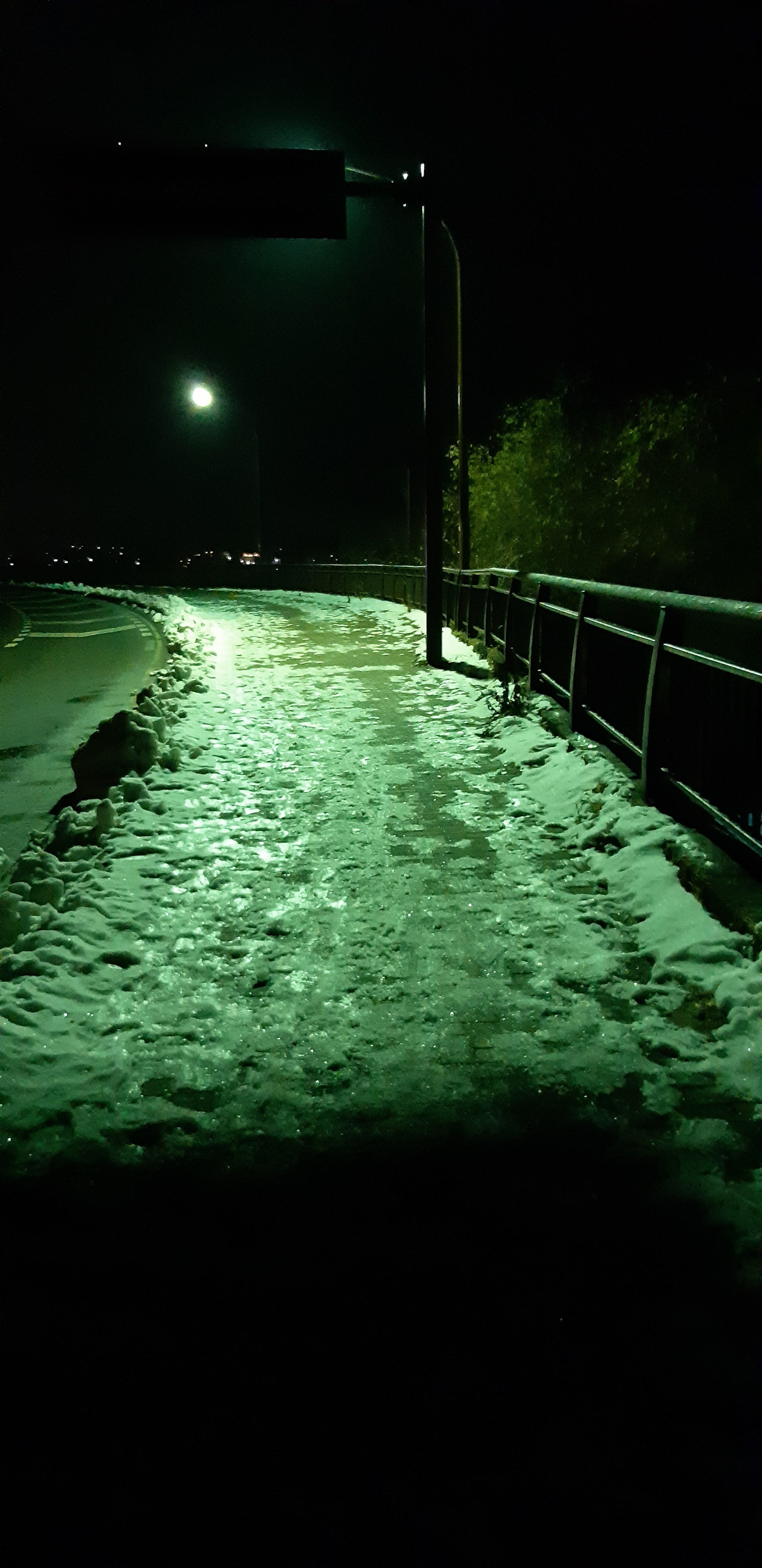 夜道 2019年の12月に河口湖で撮影したものです。 白色のライトが雪に当たって緑色のように見えます。 綺麗だけど少し不気味な雰囲気がこの写真には出ていると思います。