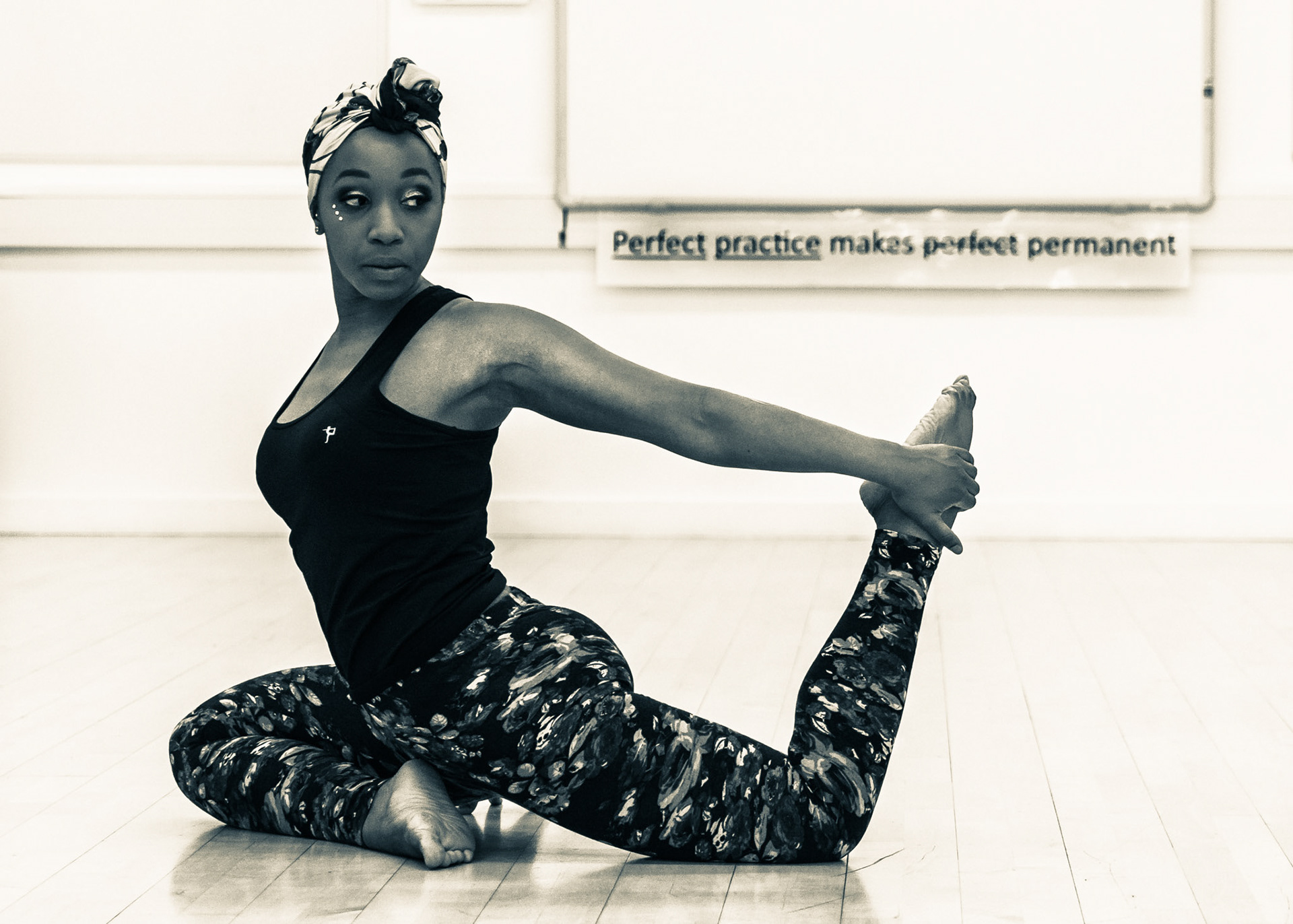 2016-05 UK - London 1551: Nicole prepares for her Salsa Student Team's performance at Caramelo Latin Dance School's Anniversary Party