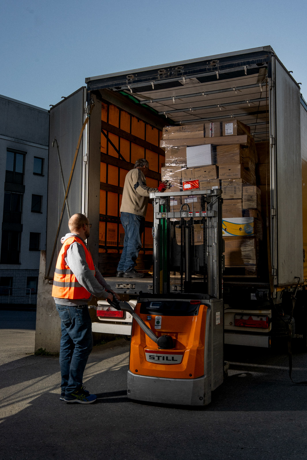 Tag 2. Sebastian Heinze, Vorsitzender des Vereins Grenzenlose Wärme hilft beim Beladen des Transporters.