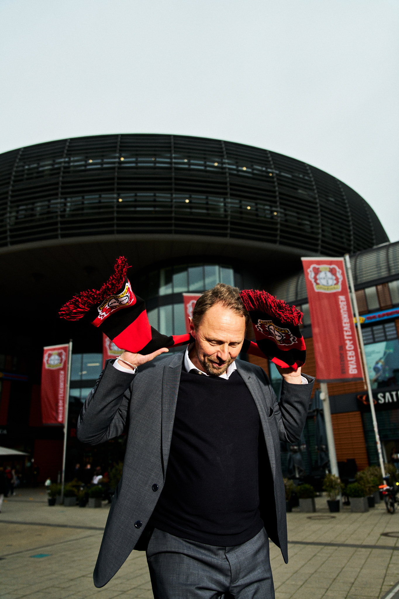 Bürgermeister Uwe Richrath vor dem Leverkusener Rathaus