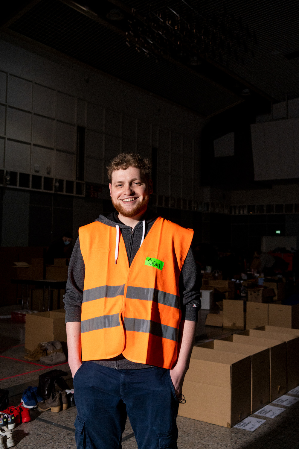 Jan, Vereinsmitglied Grenzenlose Wärme. Im Hintergrund stehen die Kartons für die feine Sortierung.