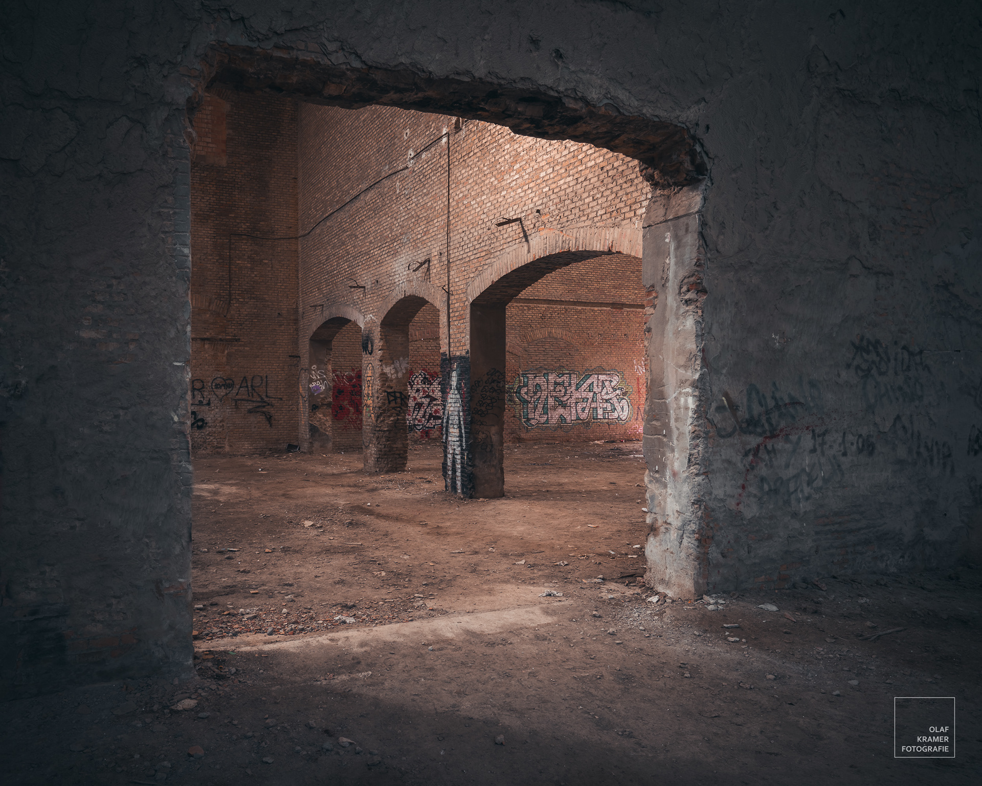 Andalusië: verlaten kurkfabriek,doorkijk naar muuropeningen.