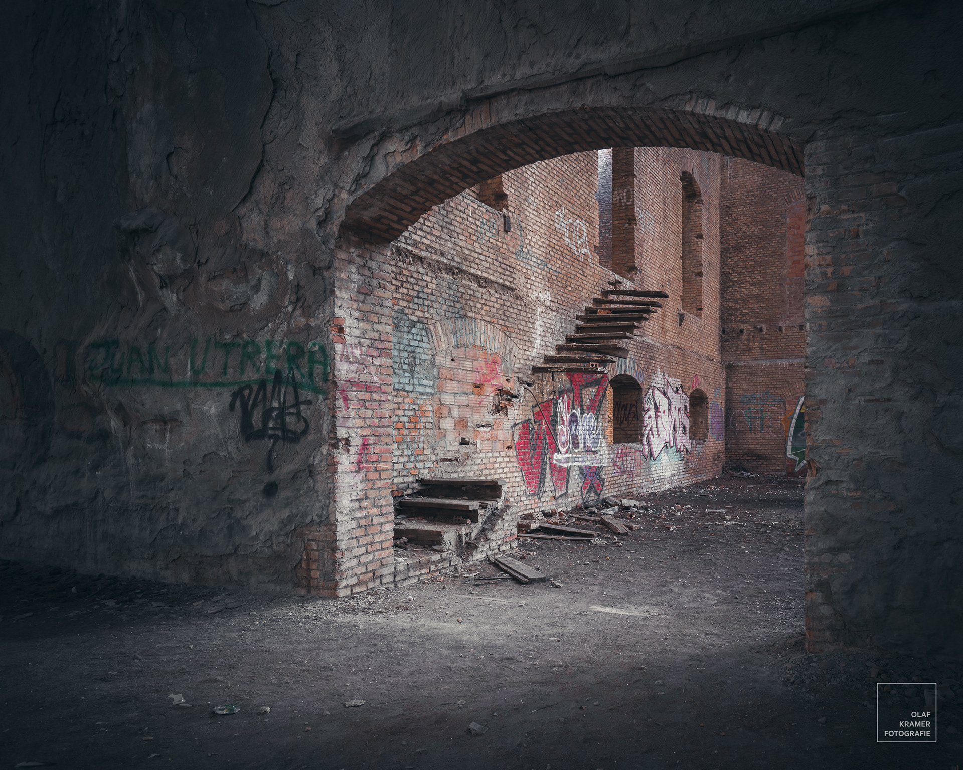 Andalusië: verlaten kurkfabriek, doorkijk naar trap