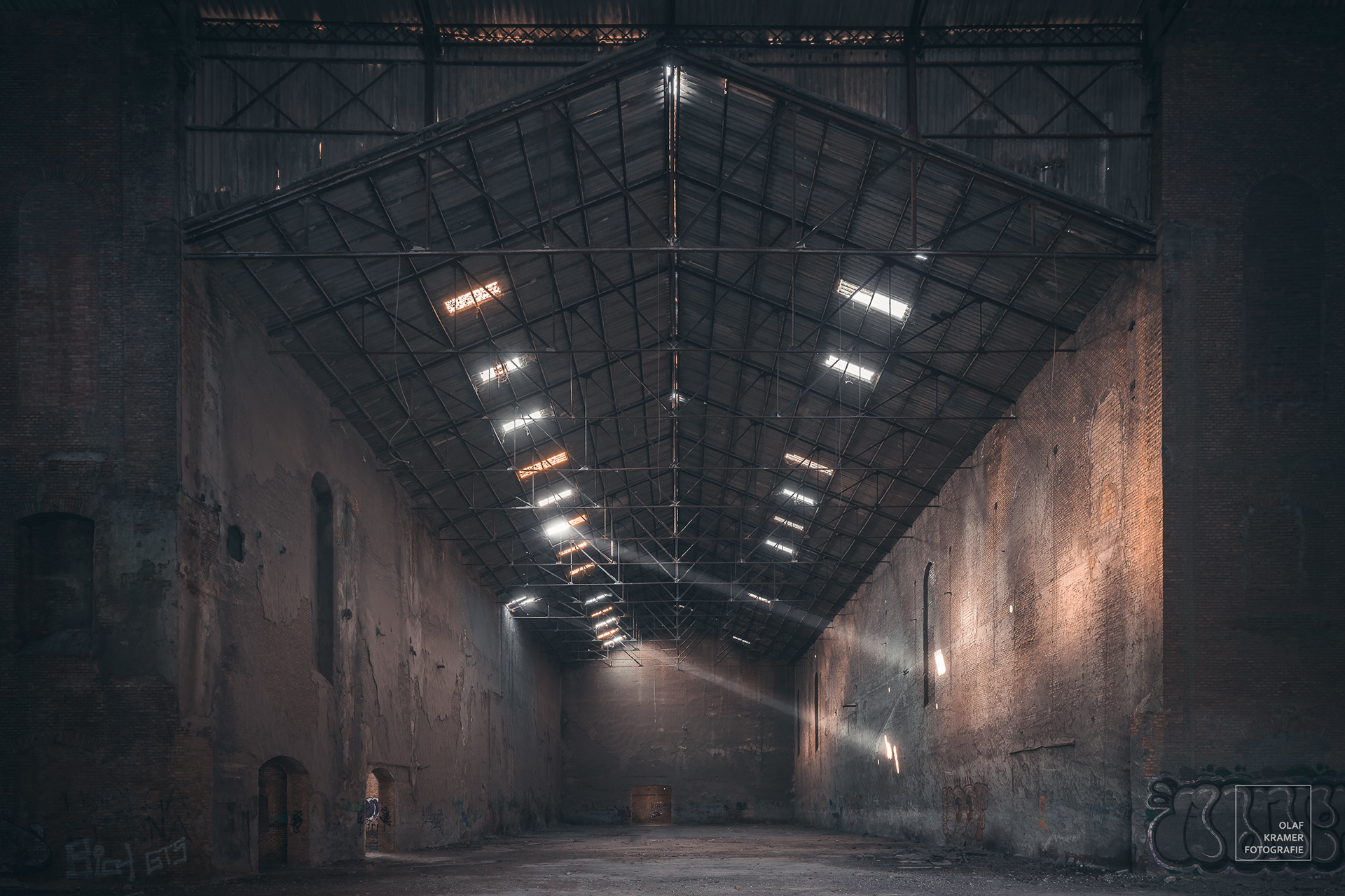 Andalusië: verlaten kurkfabriek, grote hal. 