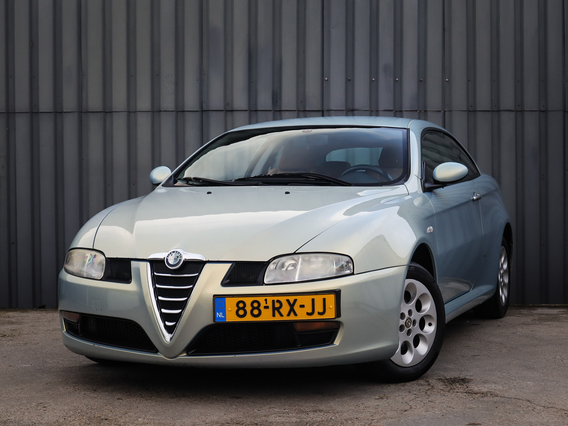 Linker vooraanzicht van Alfa Romeo