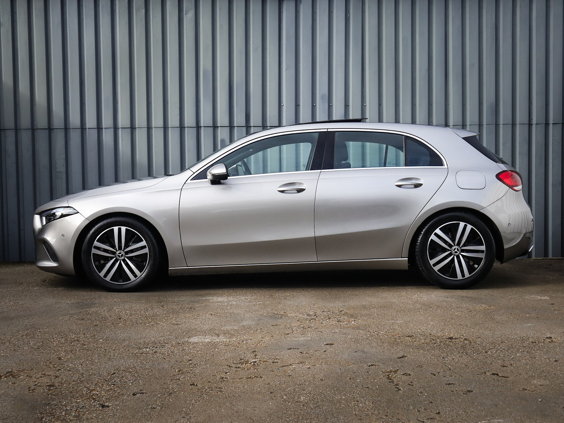 Mercedes A250 linker zijaanzicht