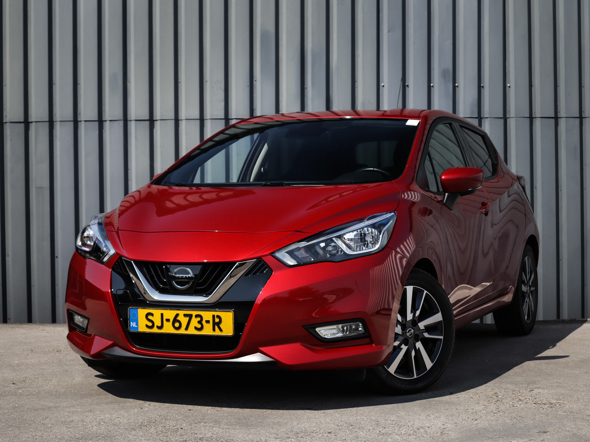 Nissan linker vooraanzicht