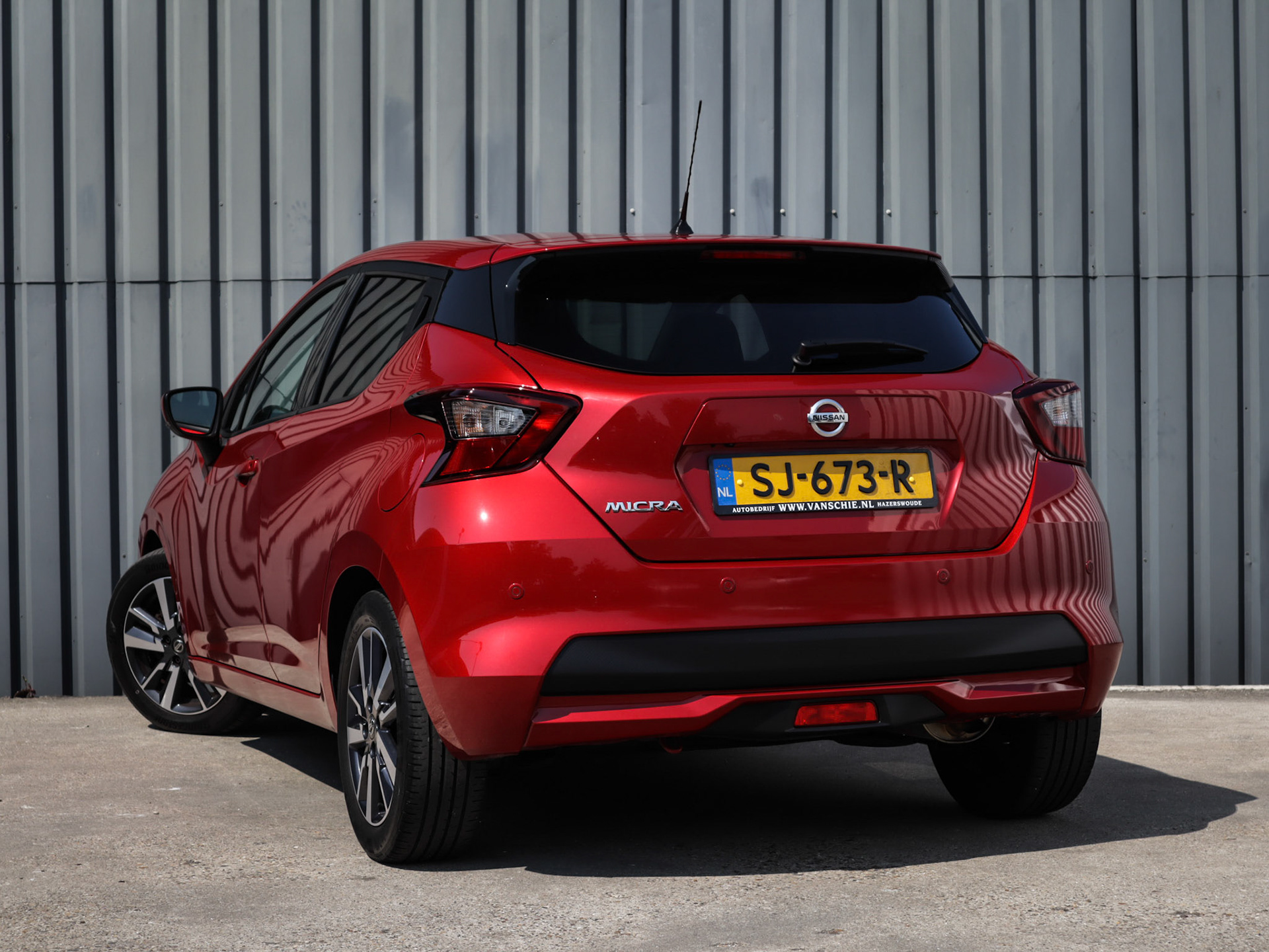 Nissan linker achteraanzicht