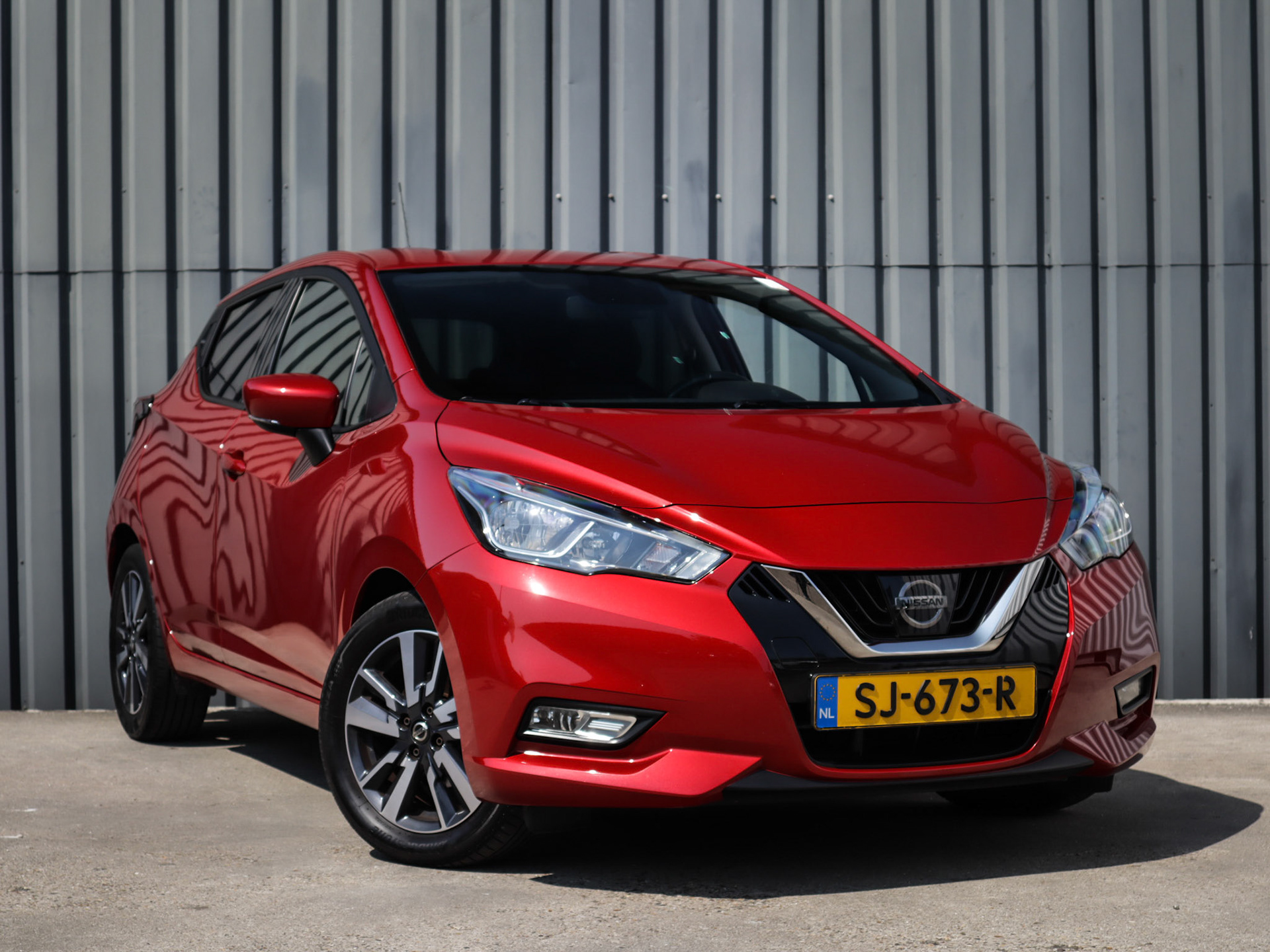 Nissan rechter vooraanzicht