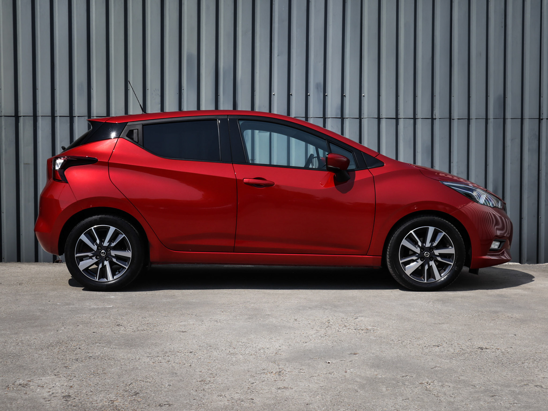 Nissan rechter zijaanzicht