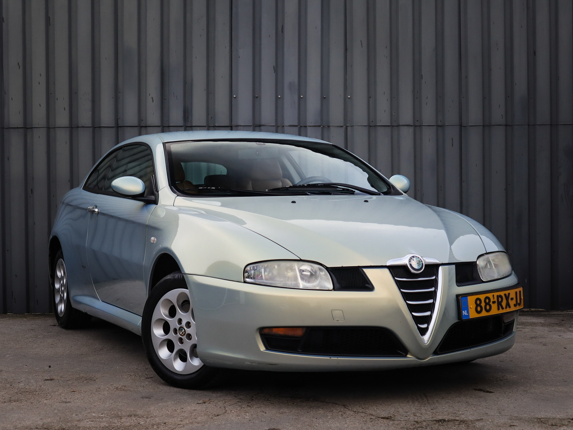 Rechter vooraanzicht van Alfa Romeo